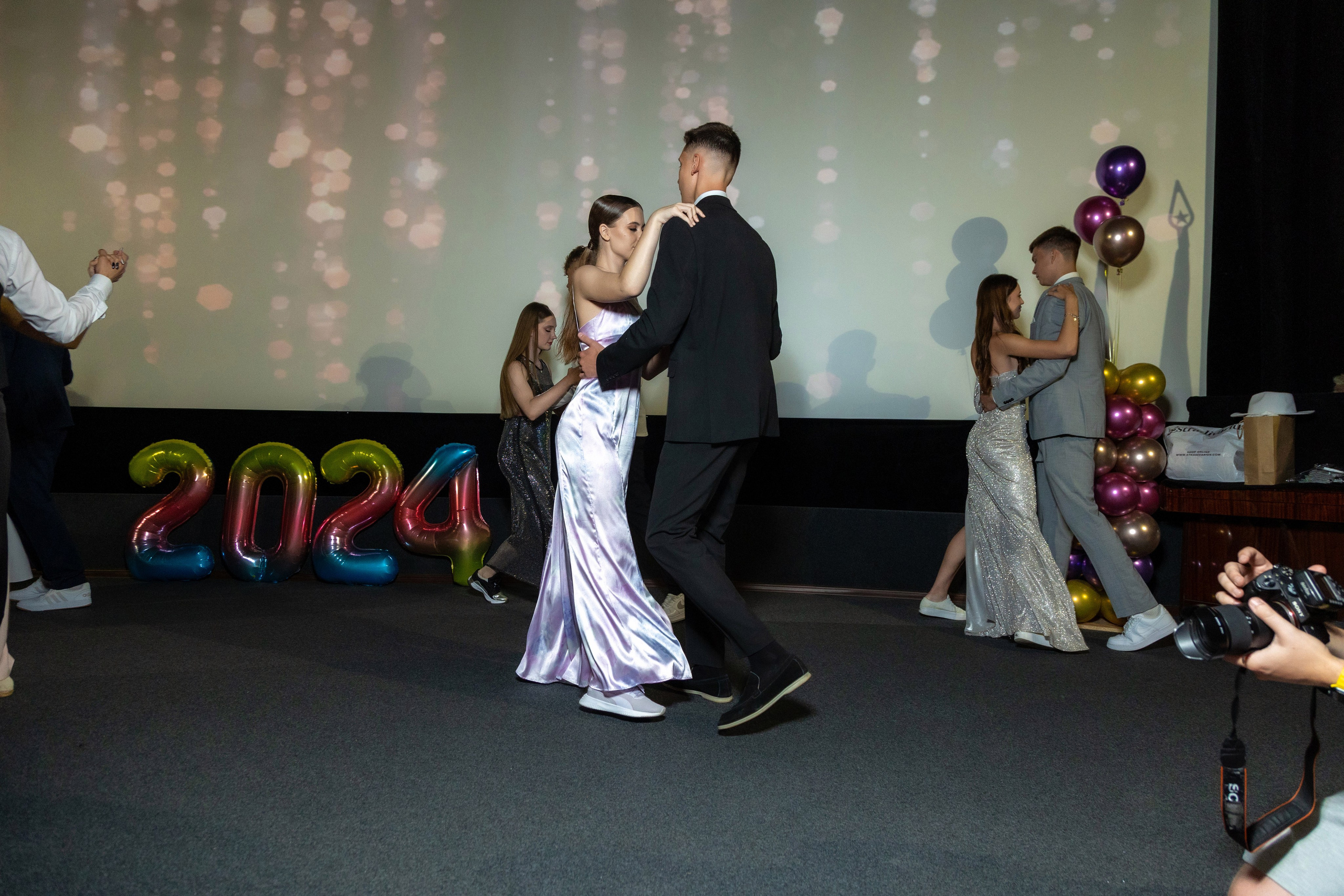 Вручение дипломов. 47 школа. Профессиональный интерьерный и репортажный фотограф Минск и РБ. Максим Орлов