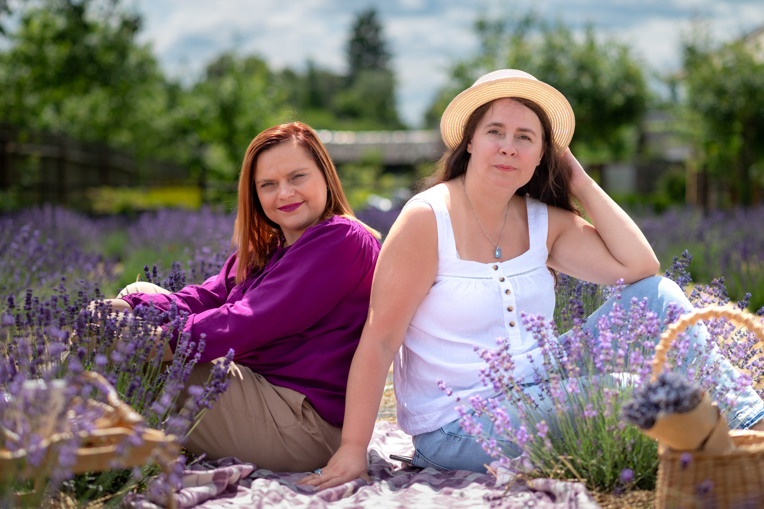 Катя и Оксана в лаванде. Профессиональный интерьерный и репортажный фотограф Минск и РБ. Максим Орлов