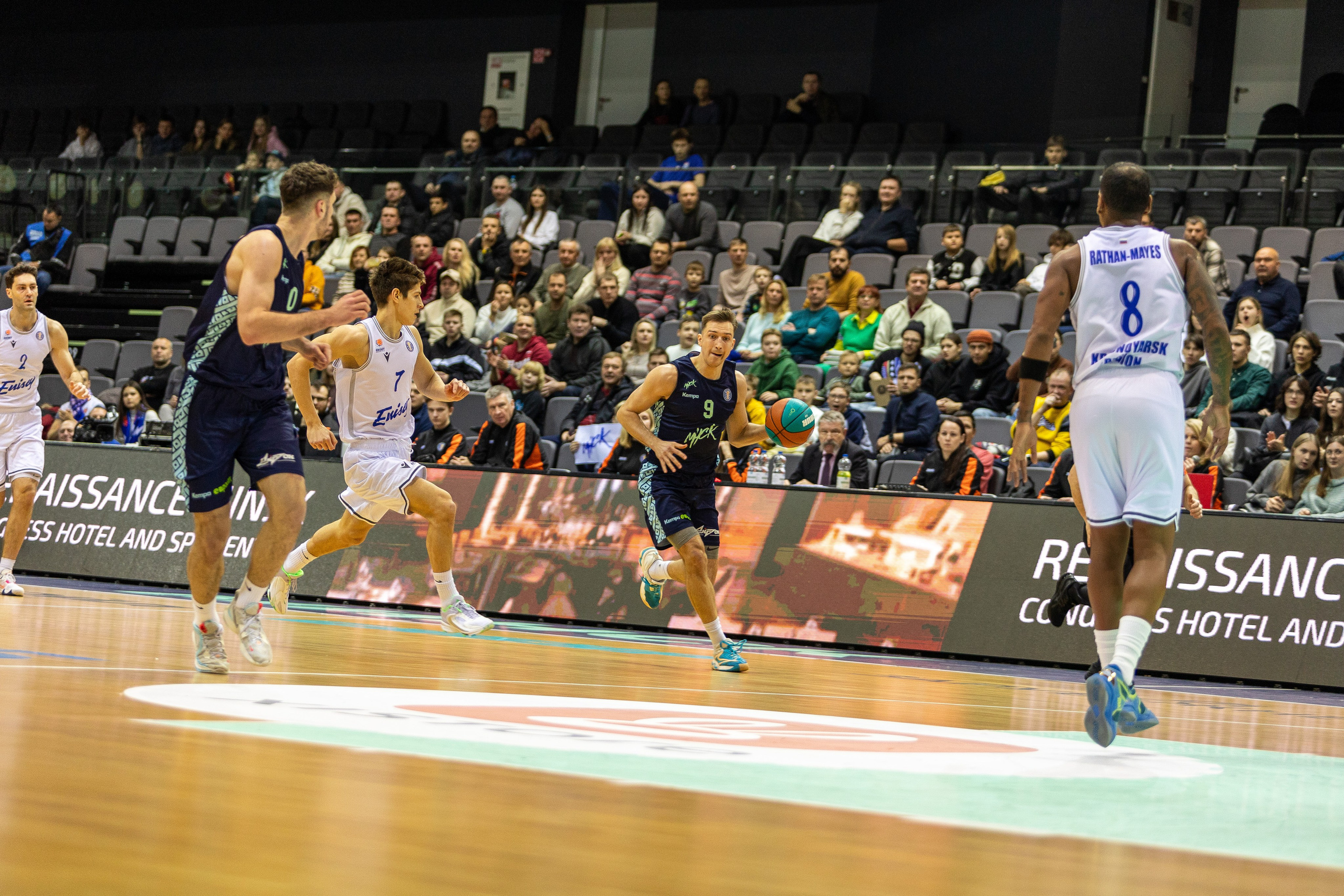 Баскетбол. Лучшие кадры. Минск — Енисей. 11.12.2023. Профессиональный интерьерный и репортажный фотограф Минск и РБ. Максим Орлов