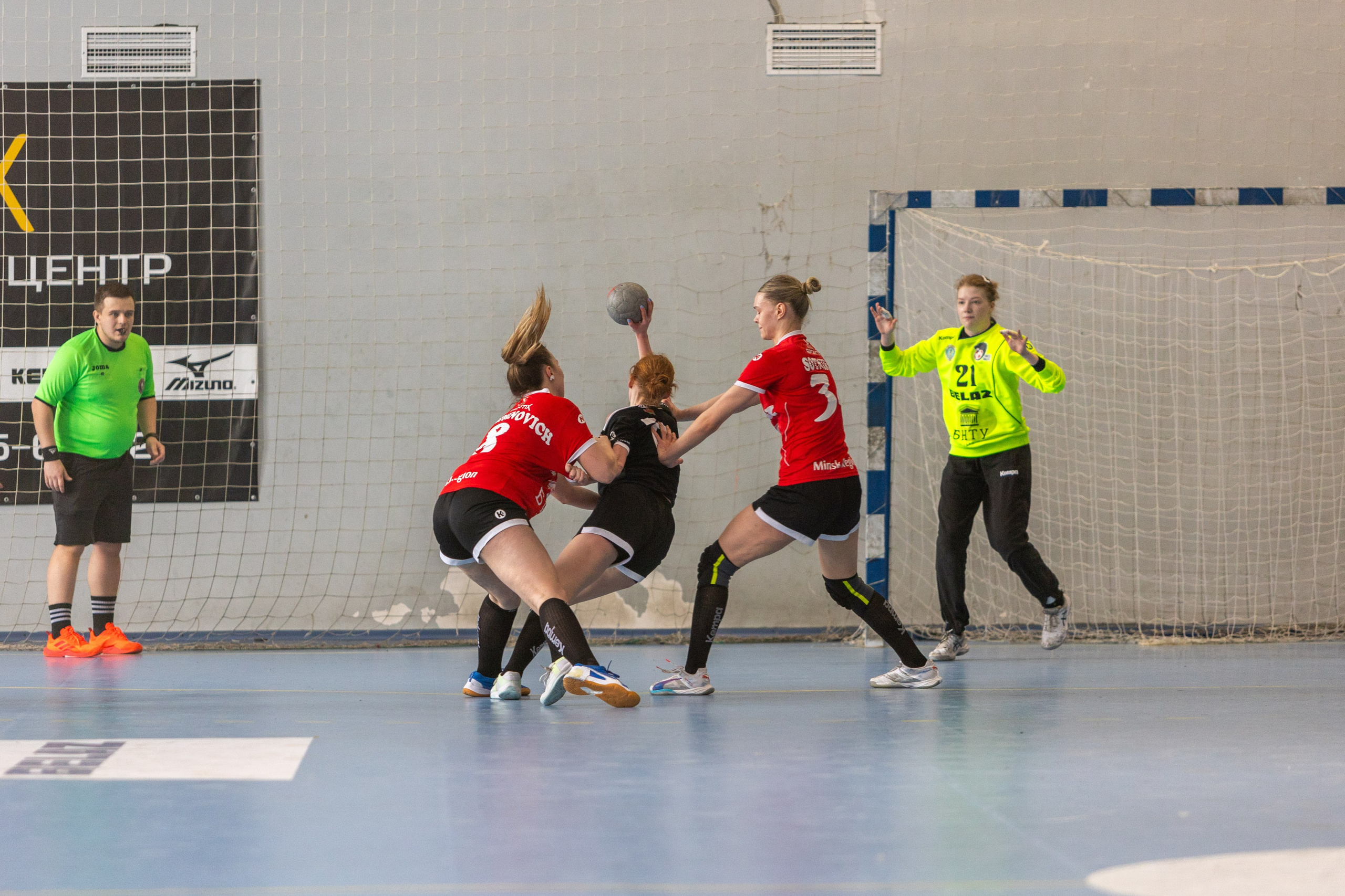 Гандбол. БНТУ — Березина. Профессиональный интерьерный и репортажный фотограф Минск и РБ. Максим Орлов