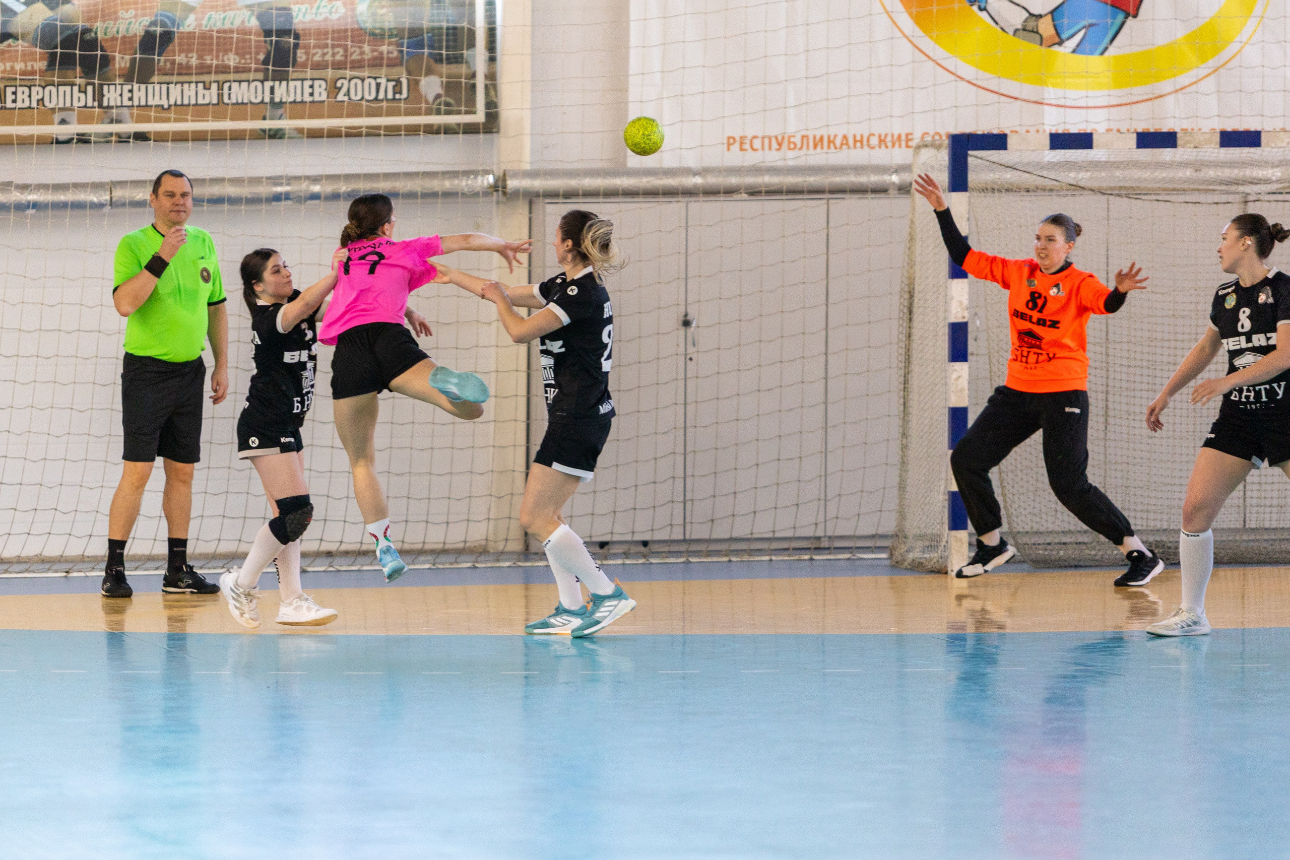 Женский гандбол. Лучшие кадры. БНТУ — Звезда. 08.02.2025. Профессиональный интерьерный и репортажный фотограф Минск и РБ. Максим Орлов