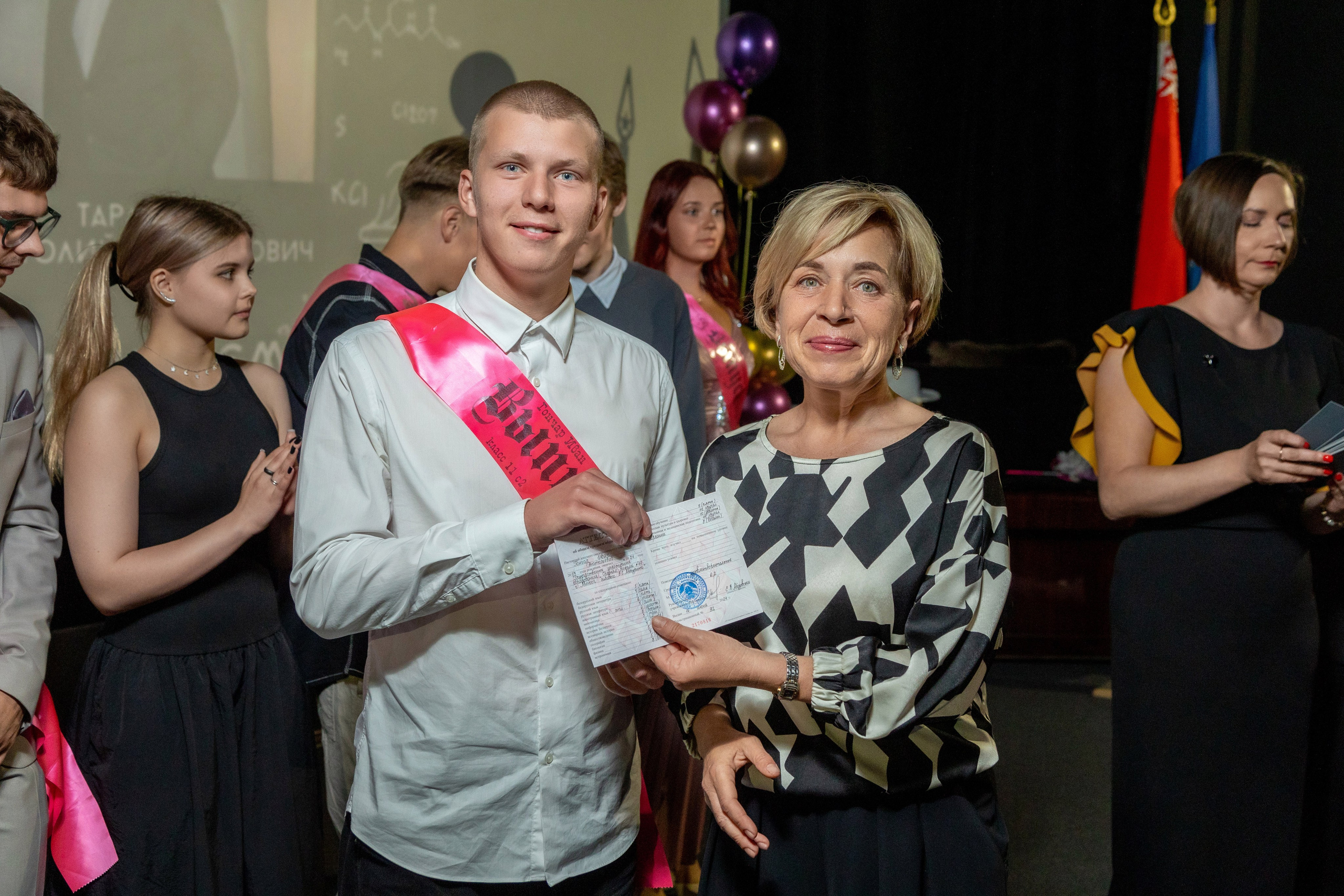 Вручение дипломов. 47 школа. Профессиональный интерьерный и репортажный фотограф Минск и РБ. Максим Орлов