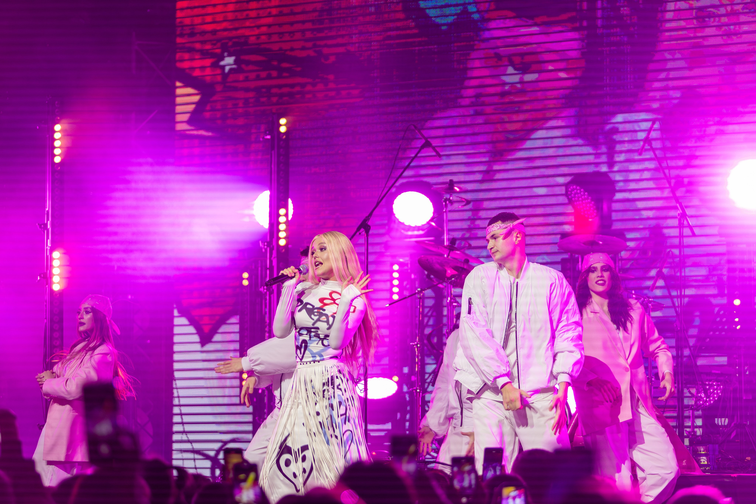 Концерт Насти Кравченко. Профессиональный интерьерный и репортажный фотограф Минск и РБ. Максим Орлов