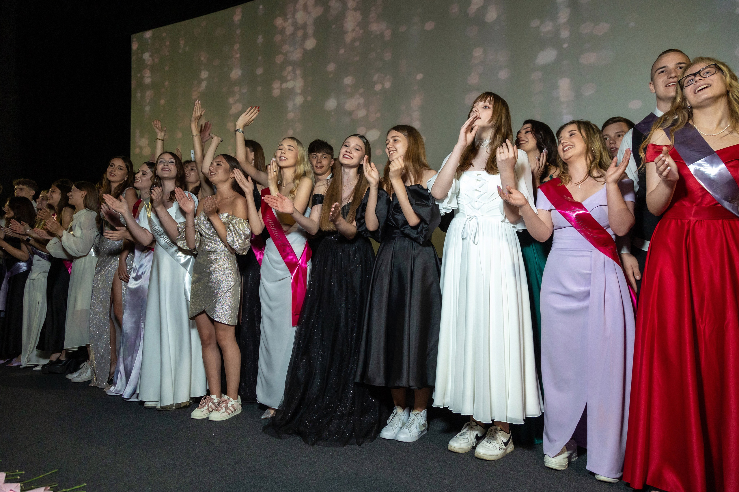 Вручение дипломов. 47 школа. Профессиональный интерьерный и репортажный фотограф Минск и РБ. Максим Орлов