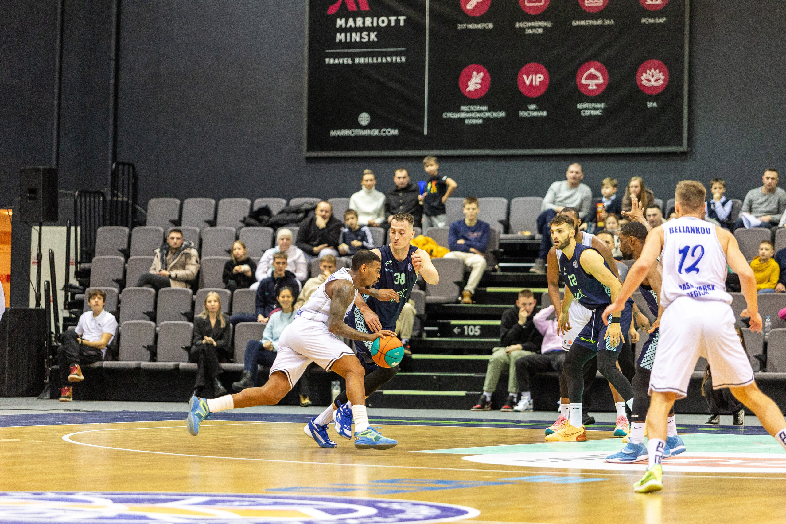 Баскетбол. Лучшие кадры. Минск — Енисей. 11.12.2023. Профессиональный интерьерный и репортажный фотограф Минск и РБ. Максим Орлов