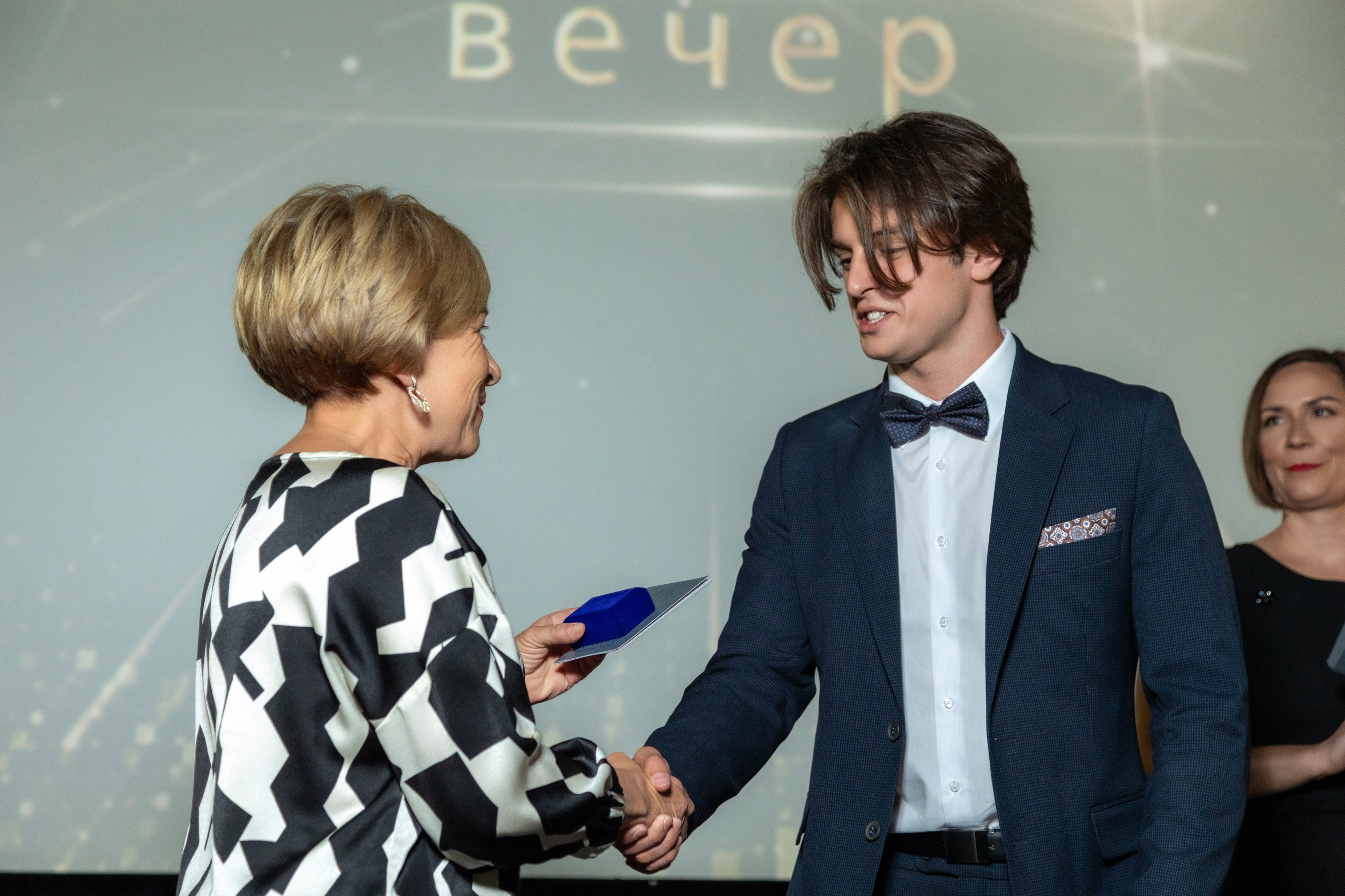 Вручение дипломов. 47 школа. Профессиональный интерьерный и репортажный фотограф Минск и РБ. Максим Орлов