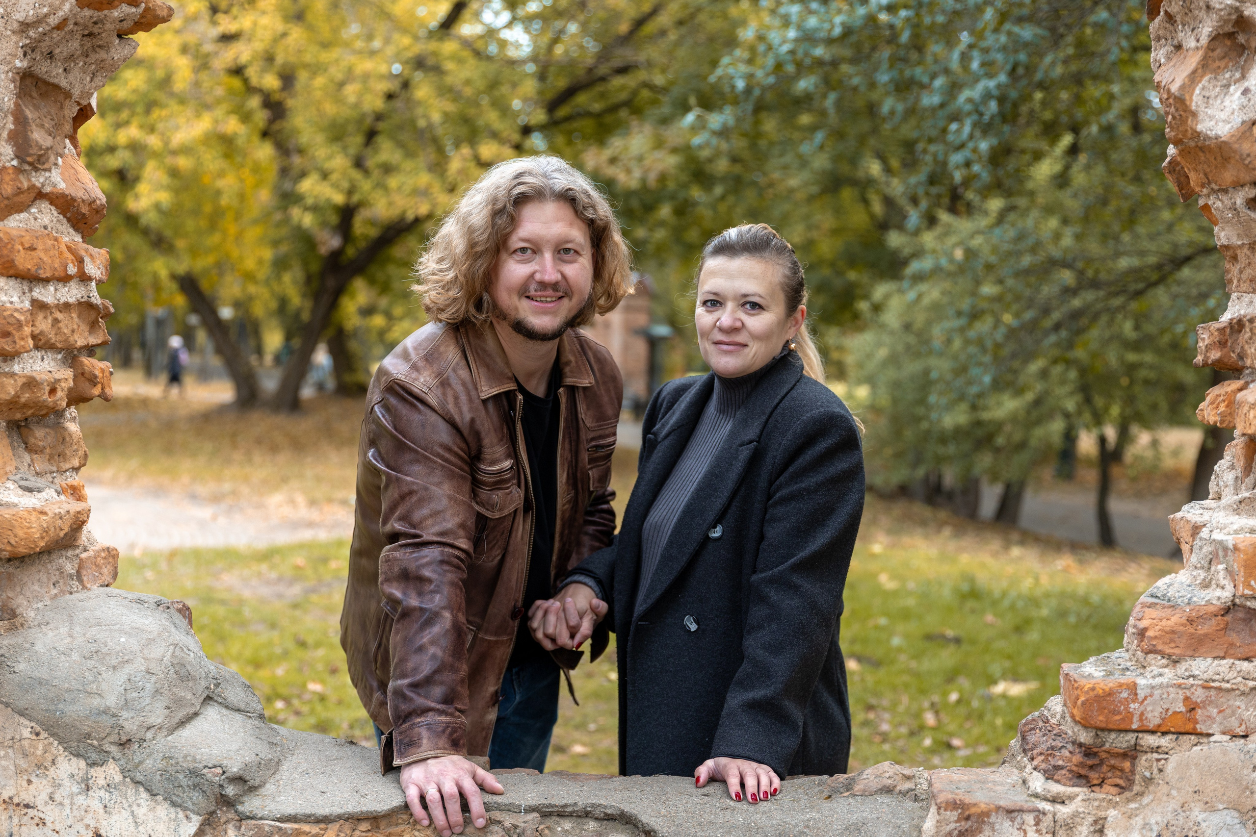 Олег и Марина. В ожидании. Фотосъемка в парке. Профессиональный интерьерный и репортажный фотограф Минск и РБ. Максим Орлов