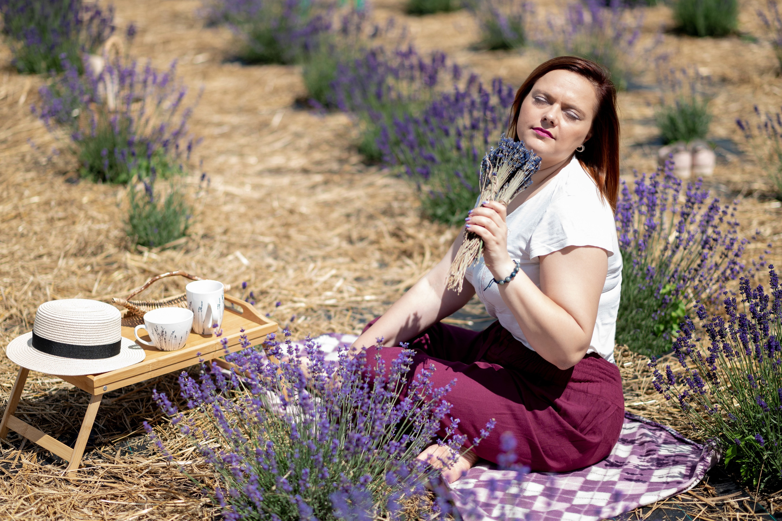 Катя и Оксана в лаванде. Профессиональный интерьерный и репортажный фотограф Минск и РБ. Максим Орлов