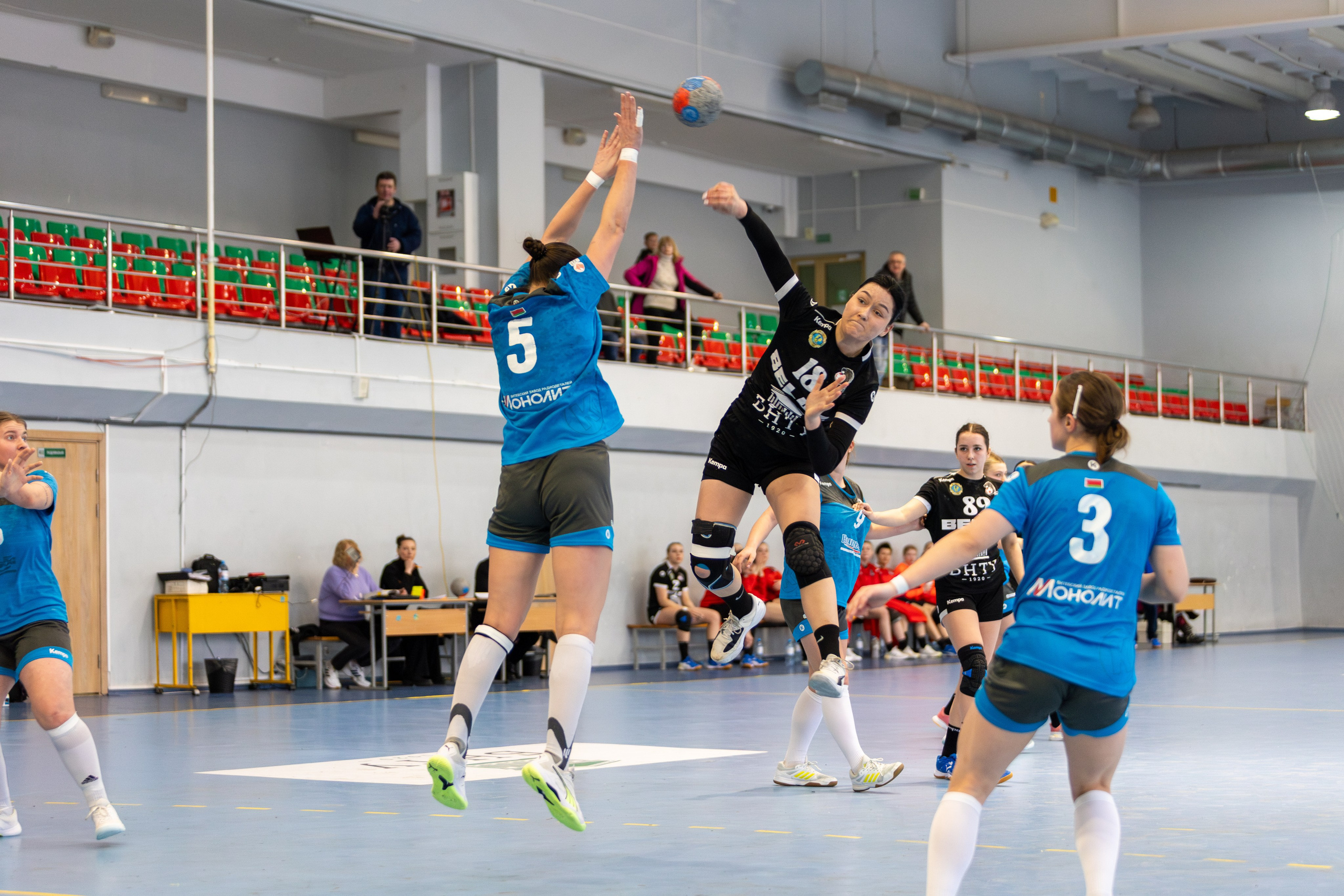 Гандбол. Лучшие кадры. БНТУ — Витебчанка. Профессиональный интерьерный и репортажный фотограф Минск и РБ. Максим Орлов