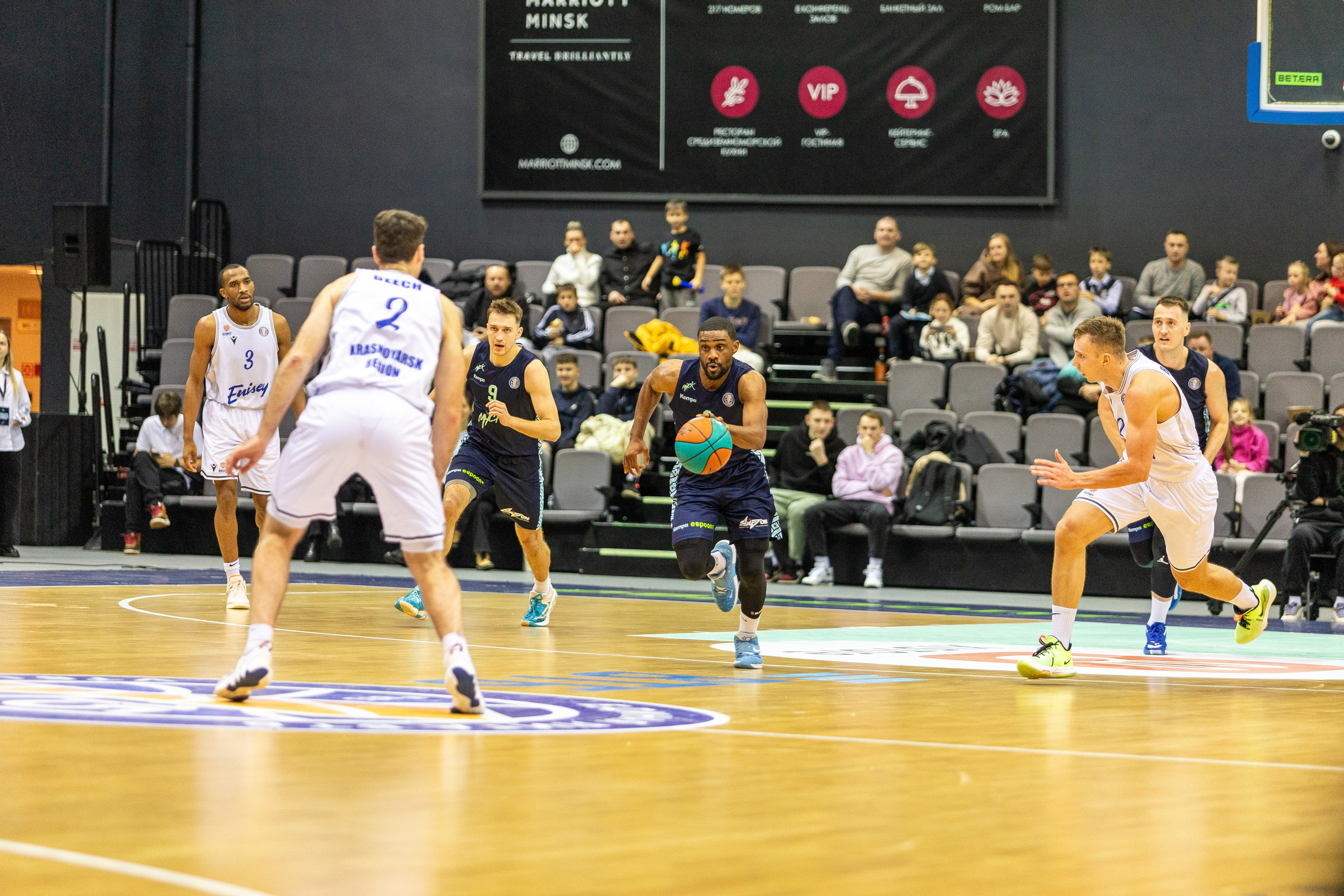 Баскетбол. Лучшие кадры. Минск — Енисей. 11.12.2023. Профессиональный интерьерный и репортажный фотограф Минск и РБ. Максим Орлов