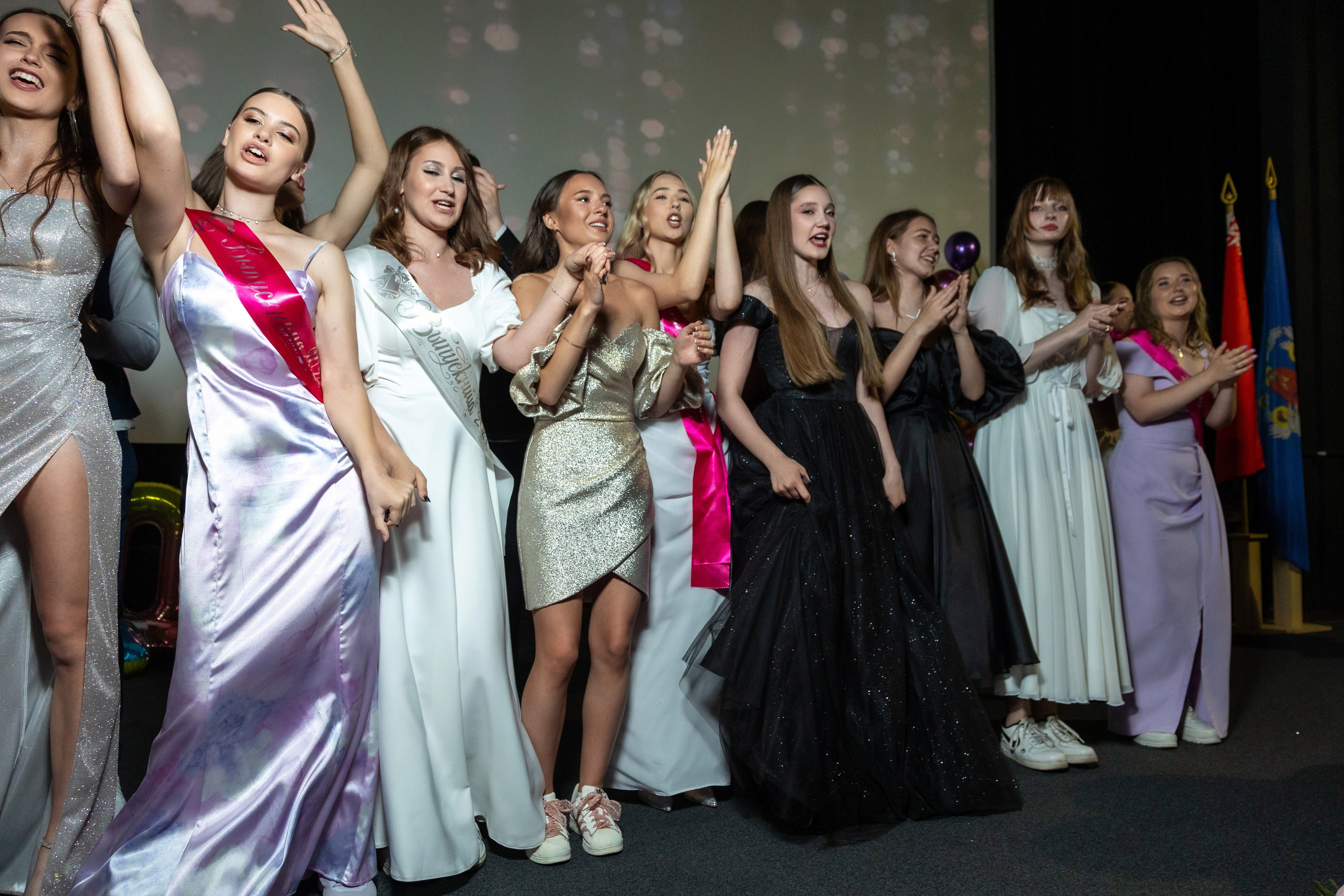 Вручение дипломов. 47 школа. Профессиональный интерьерный и репортажный фотограф Минск и РБ. Максим Орлов