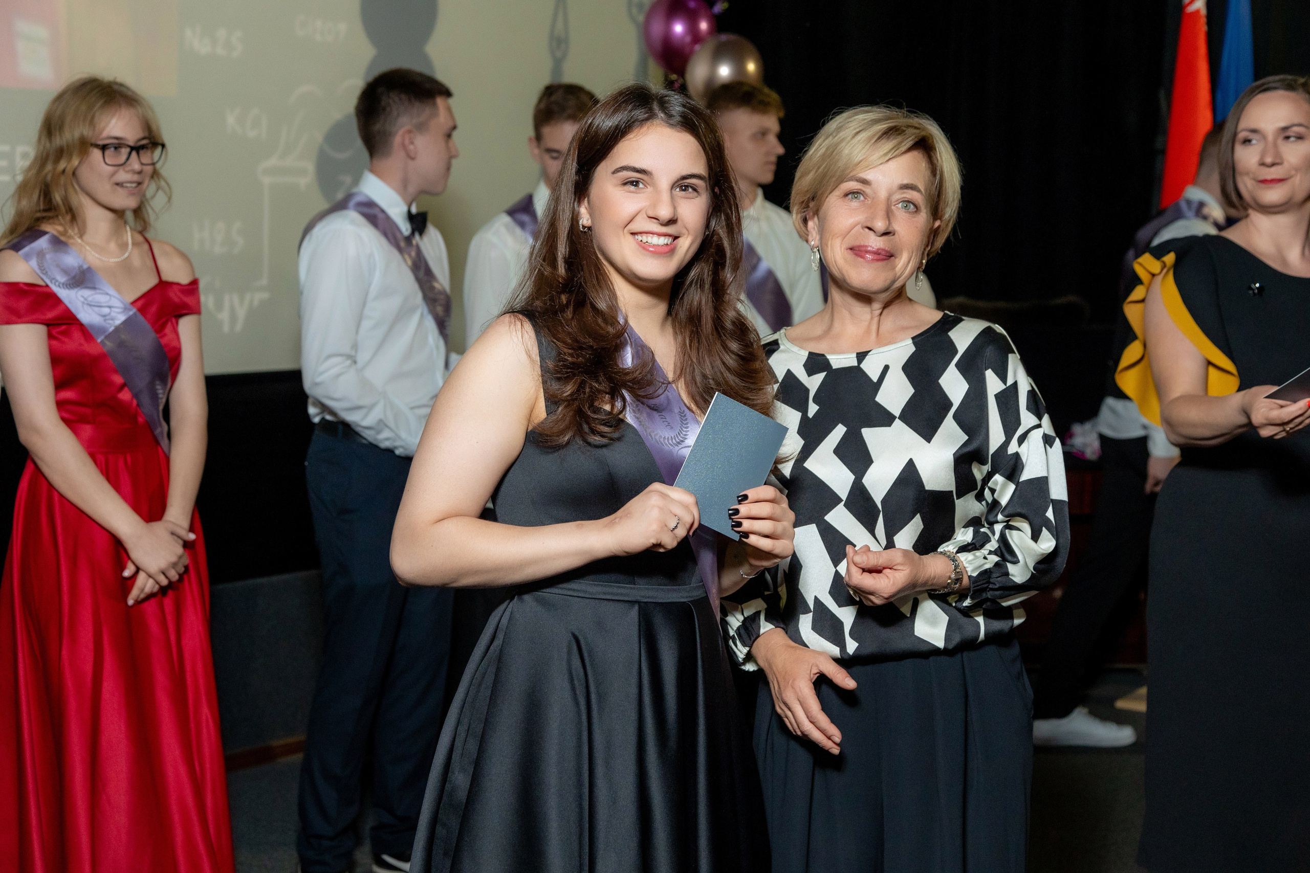 Вручение дипломов. 47 школа. Профессиональный интерьерный и репортажный фотограф Минск и РБ. Максим Орлов