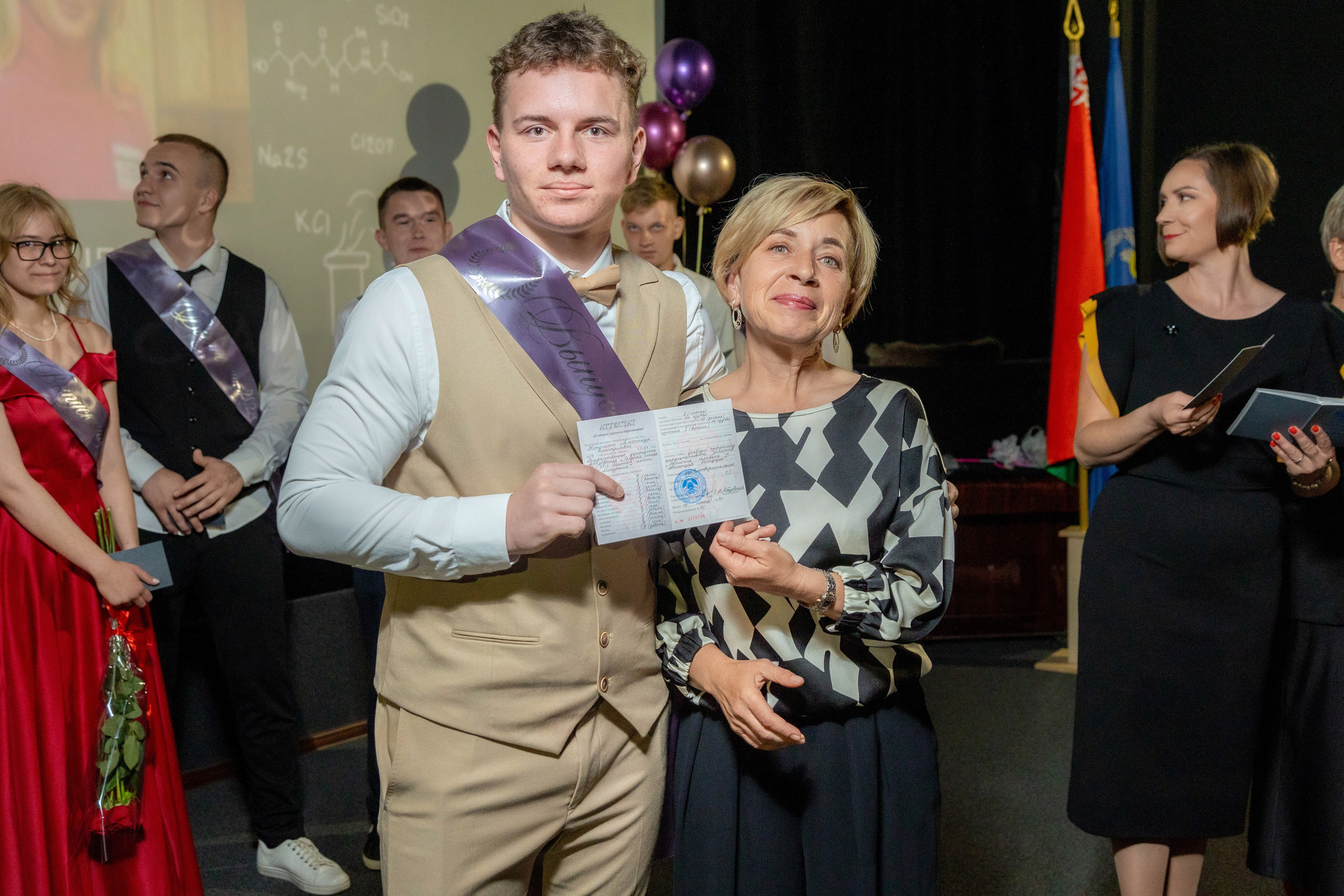 Вручение дипломов. 47 школа. Профессиональный интерьерный и репортажный фотограф Минск и РБ. Максим Орлов