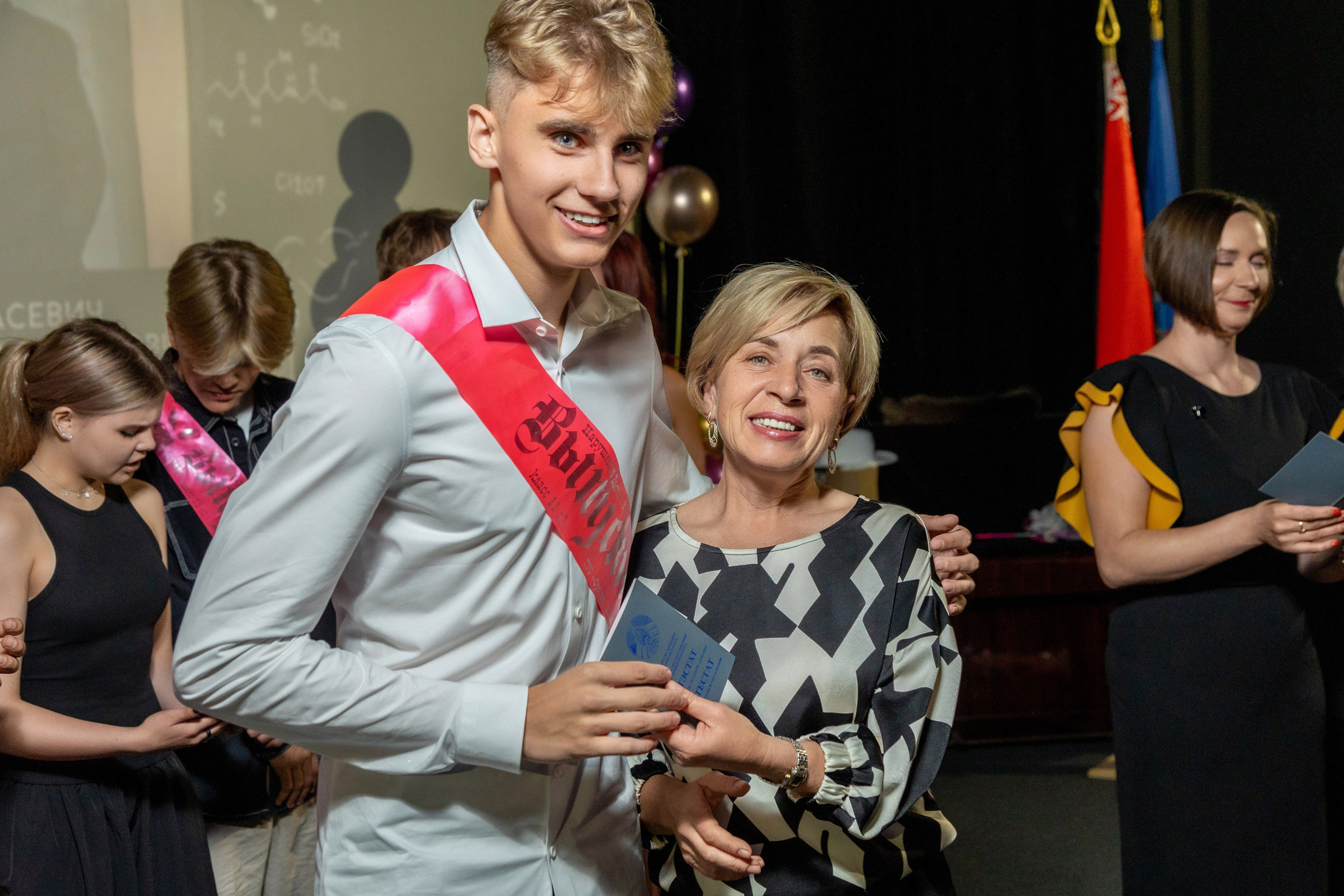 Вручение дипломов. 47 школа. Профессиональный интерьерный и репортажный фотограф Минск и РБ. Максим Орлов