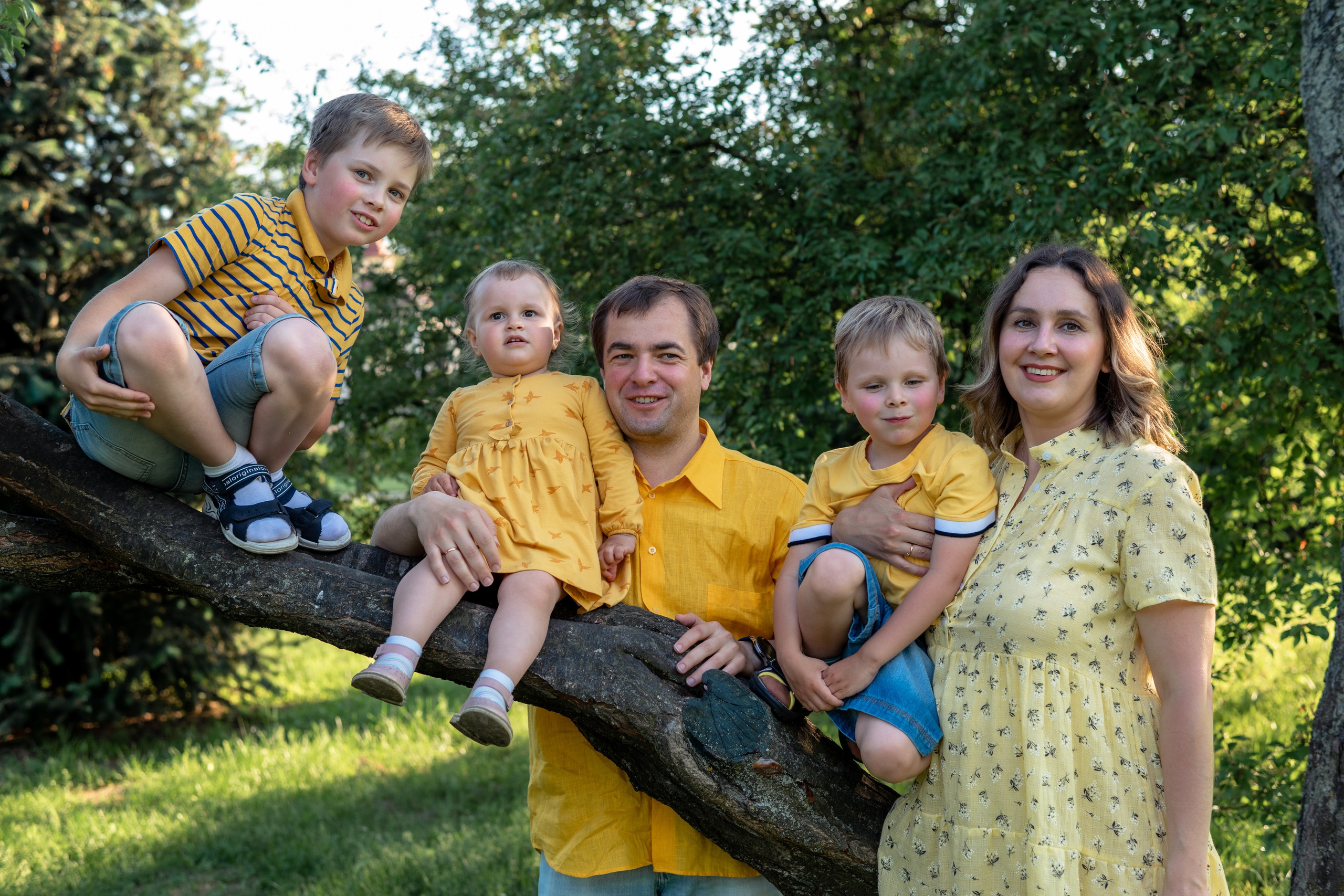 Максим, Алеся и их дети (Кирим, Федя и Зоя). Профессиональный интерьерный и репортажный фотограф Минск и РБ. Максим Орлов