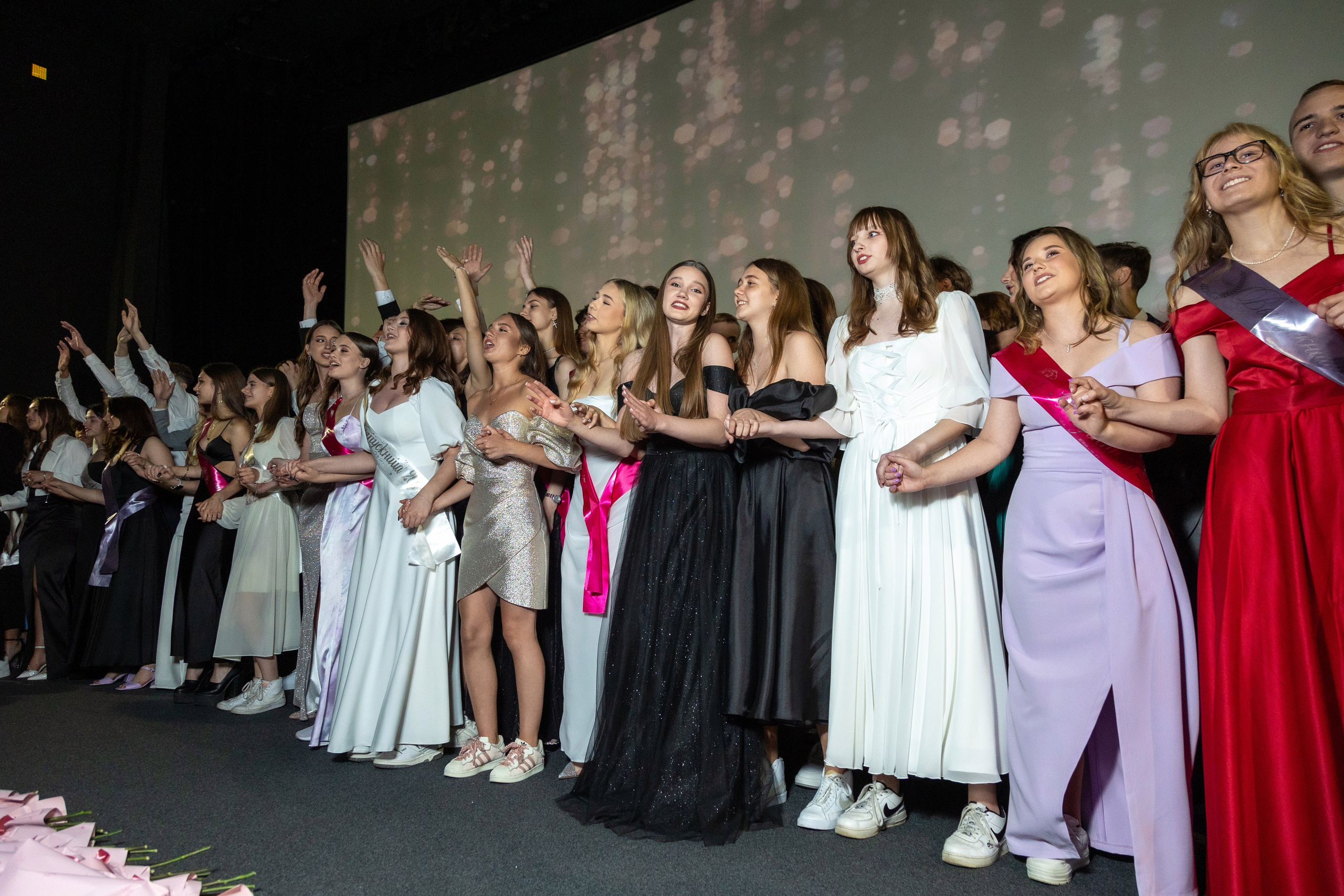 Вручение дипломов. 47 школа. Профессиональный интерьерный и репортажный фотограф Минск и РБ. Максим Орлов