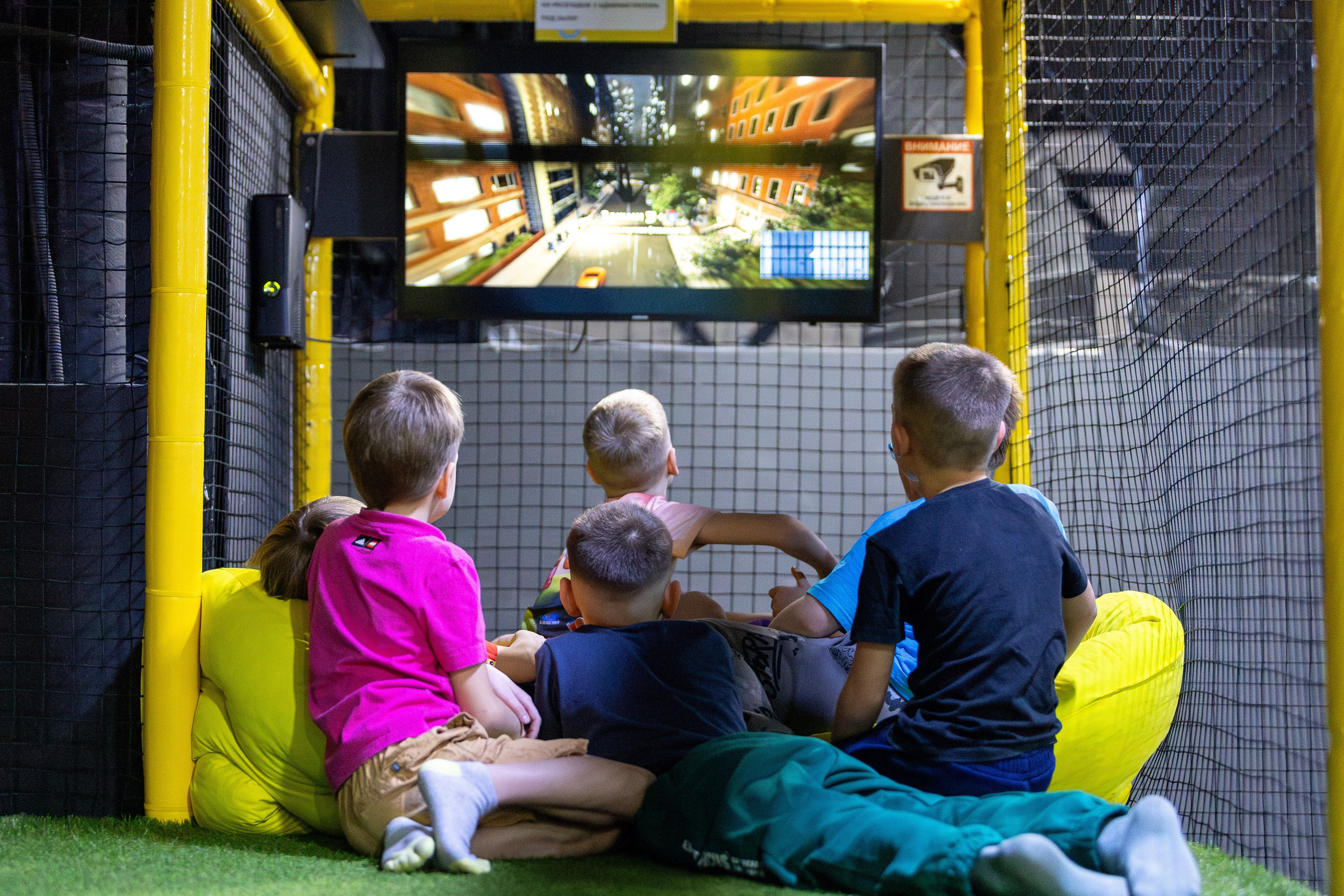 ДР Влада (батутная арена). Профессиональный интерьерный и репортажный фотограф Минск и РБ. Максим Орлов