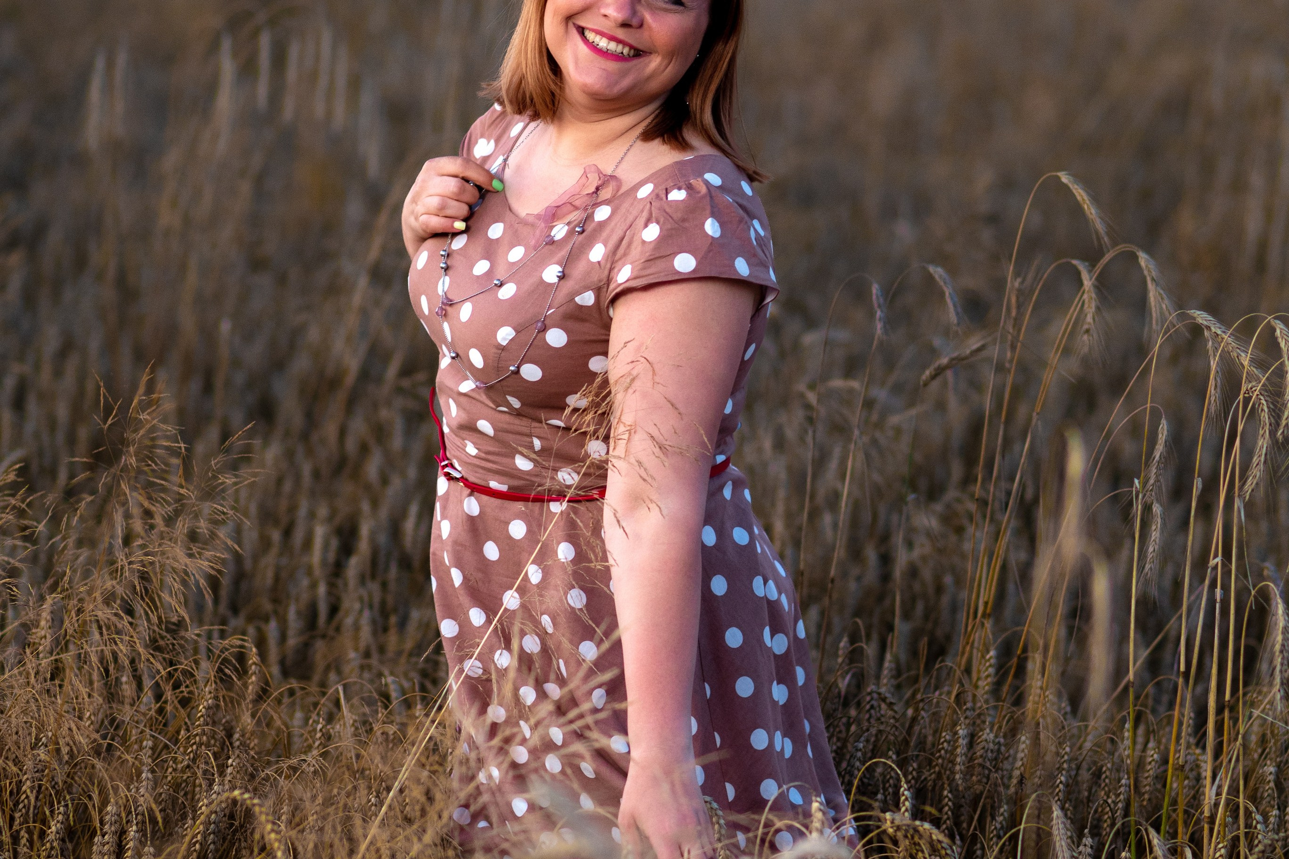 Катюша в поле на закате. Профессиональный интерьерный и репортажный фотограф Минск и РБ. Максим Орлов