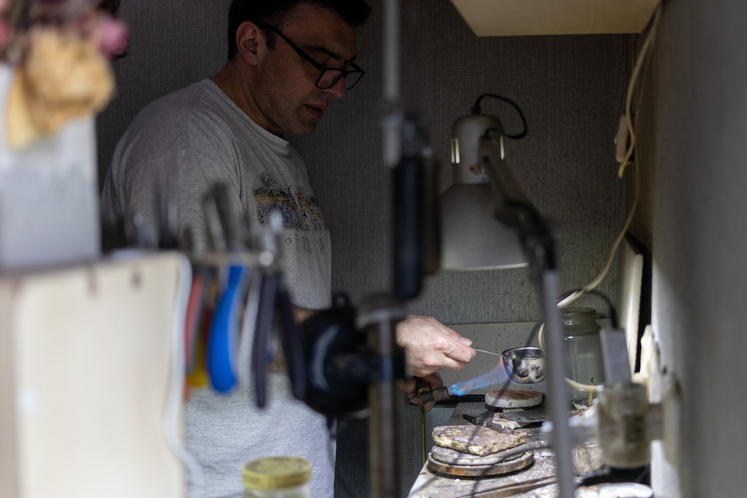 В ювелирной мастерской Артура Николаевича. Профессиональный интерьерный и репортажный фотограф Минск и РБ. Максим Орлов