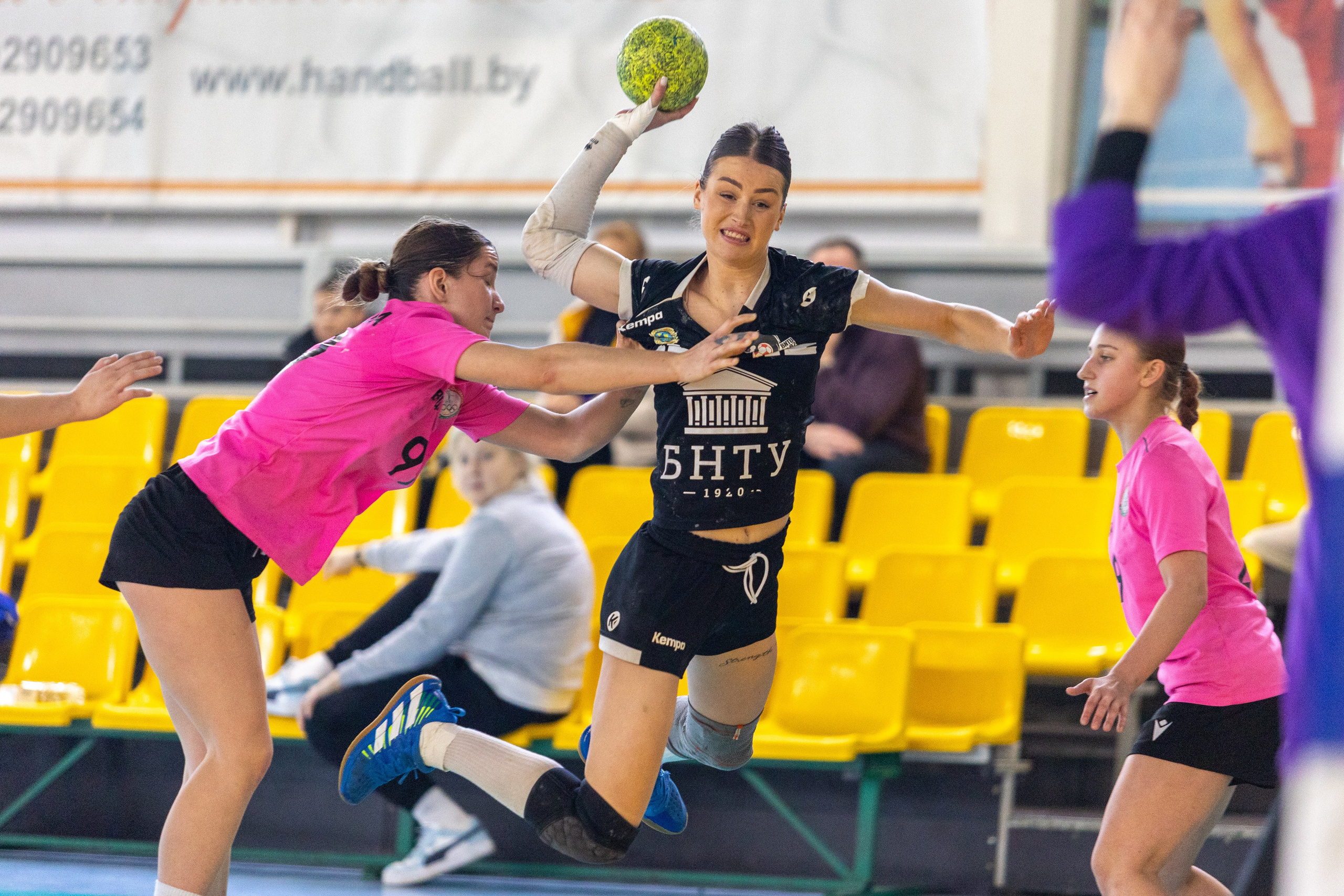 Женский гандбол. Лучшие кадры. БНТУ — Звезда. 08.02.2025. Профессиональный интерьерный и репортажный фотограф Минск и РБ. Максим Орлов