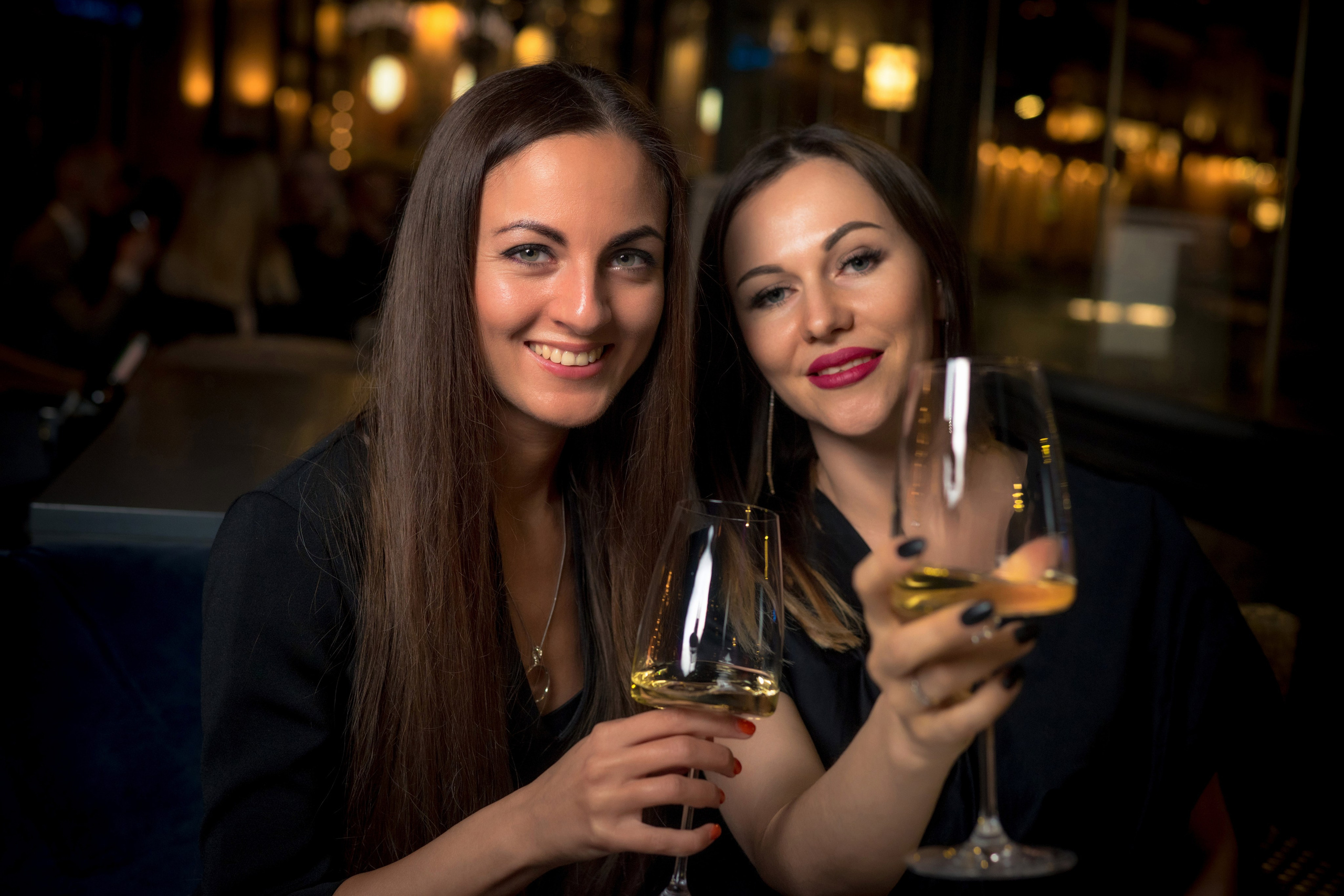 Оля и Юля в кафе «Березка». Профессиональный интерьерный и репортажный фотограф Минск и РБ. Максим Орлов