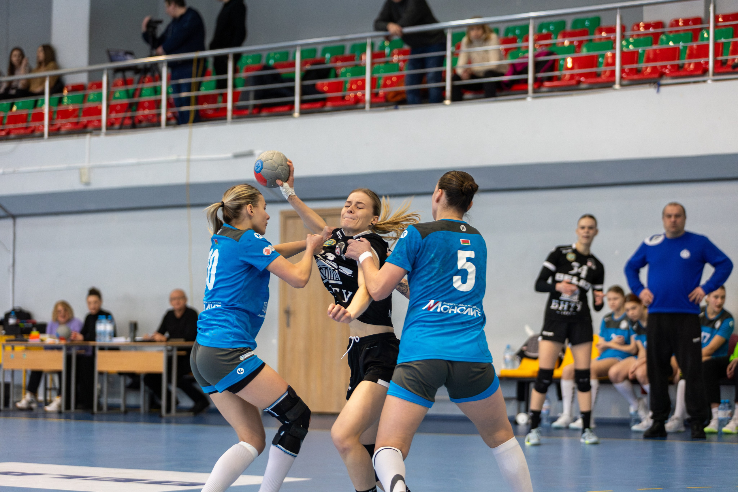 Гандбол. Лучшие кадры. БНТУ — Витебчанка. Профессиональный интерьерный и репортажный фотограф Минск и РБ. Максим Орлов