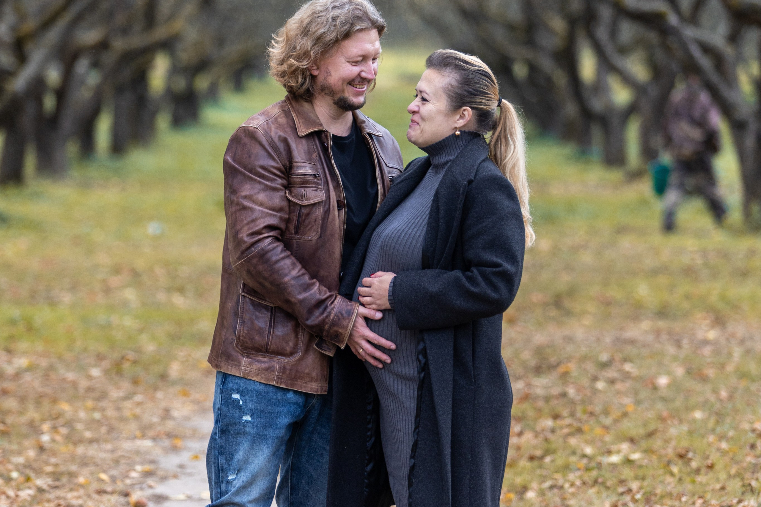 Олег и Марина. В ожидании. Фотосъемка в парке. Профессиональный интерьерный и репортажный фотограф Минск и РБ. Максим Орлов