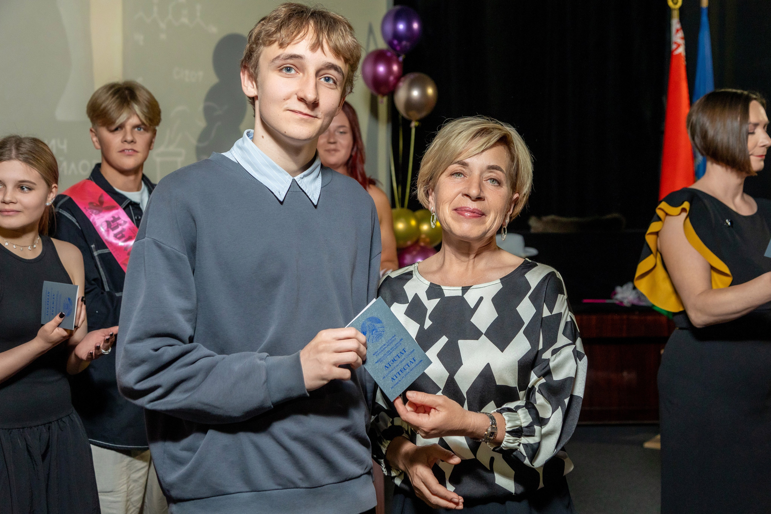 Вручение дипломов. 47 школа. Профессиональный интерьерный и репортажный фотограф Минск и РБ. Максим Орлов