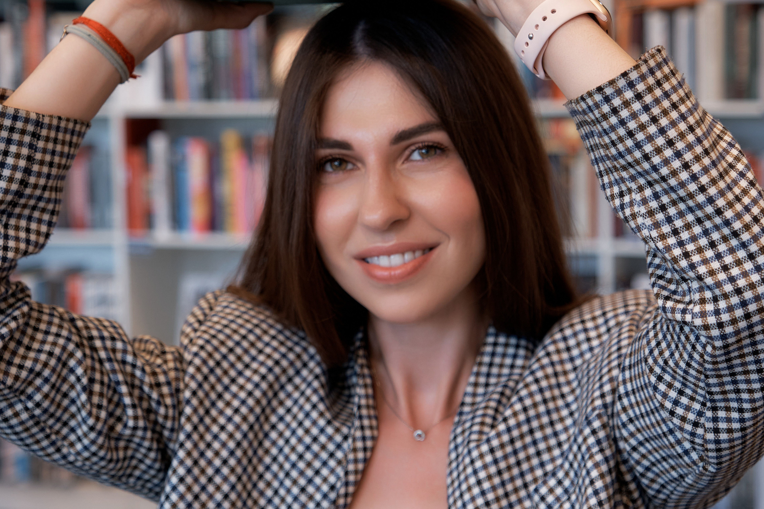 Катя. Портрет в книжном магазине