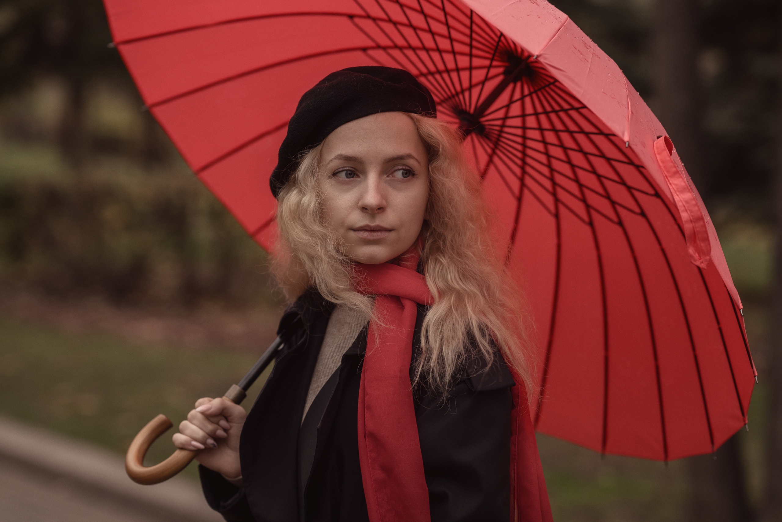 Под красным зонтиком