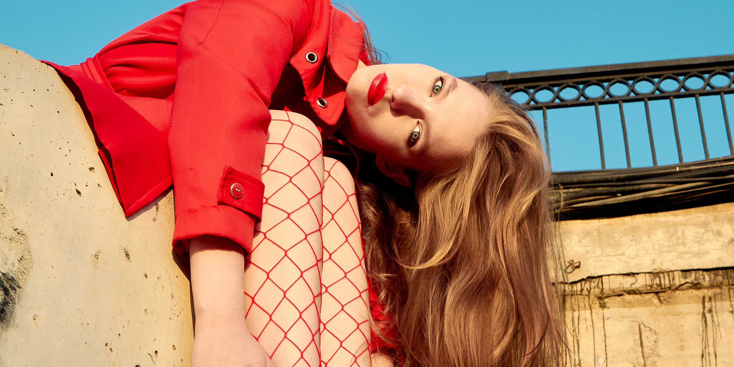 Инна, съёмка в пальто