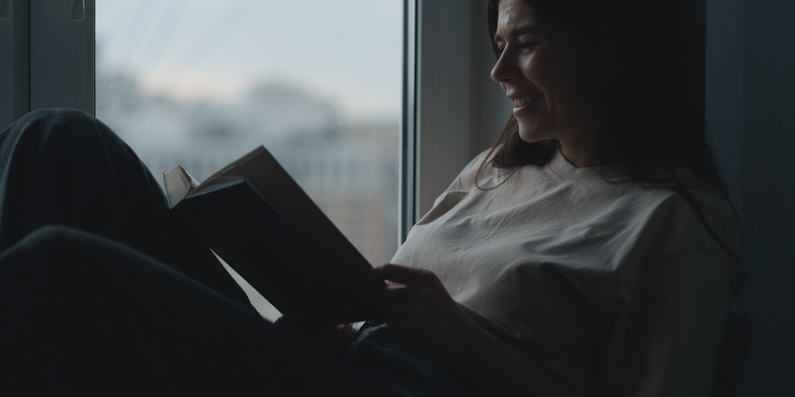 Портфолио. Портрет девушки на окне | Портретный фотограф Евгений Карась