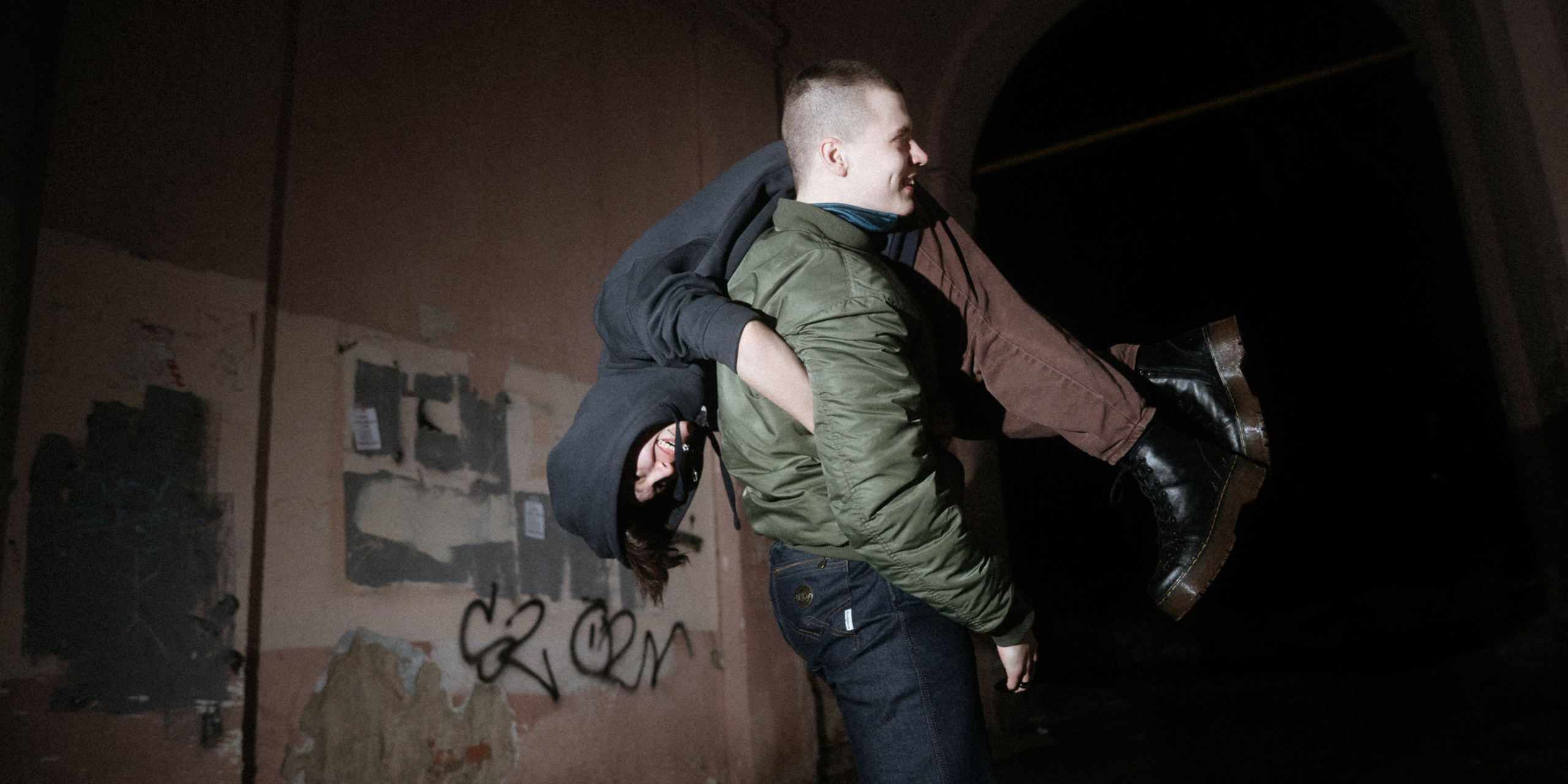 На улице, двое. Свадебное видео в Иваново и России