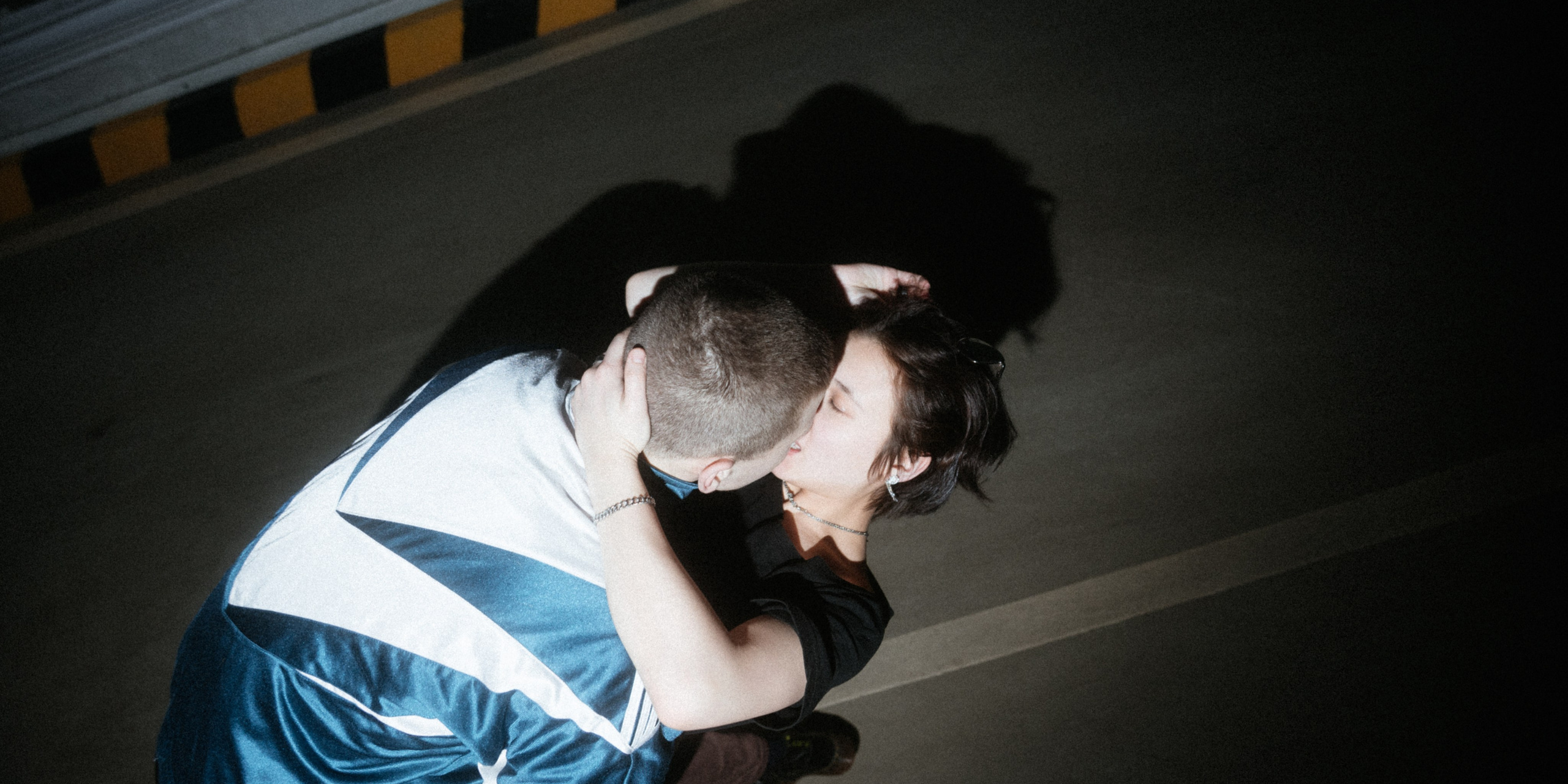 На улице, двое. Свадебное видео в Иваново и России