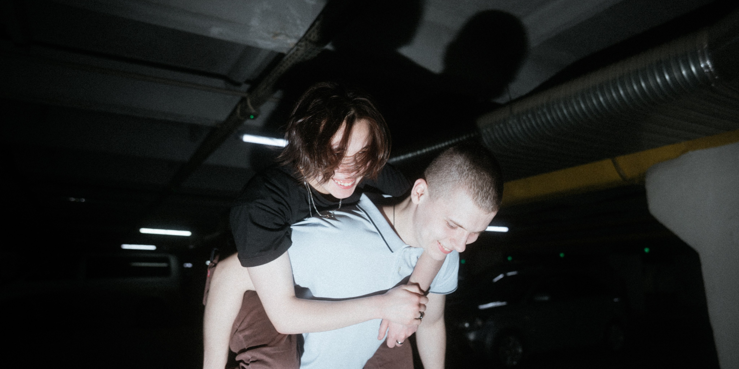 На улице, двое. Свадебное видео в Иваново и России