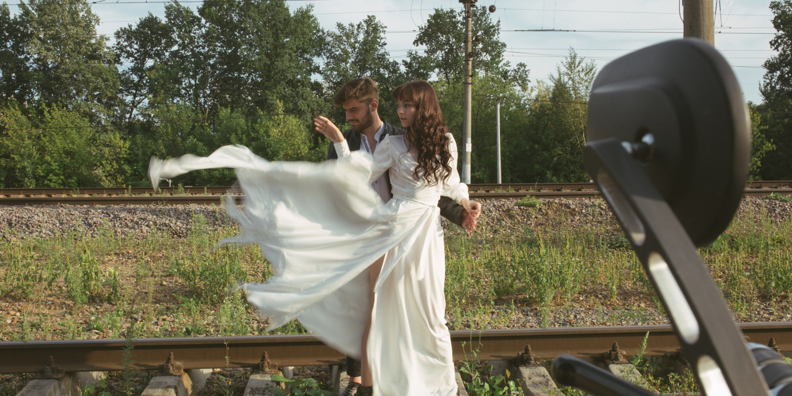 Покататься на Harley-Davidson, обжечь ногу, порвать платье заехать на рельсы.