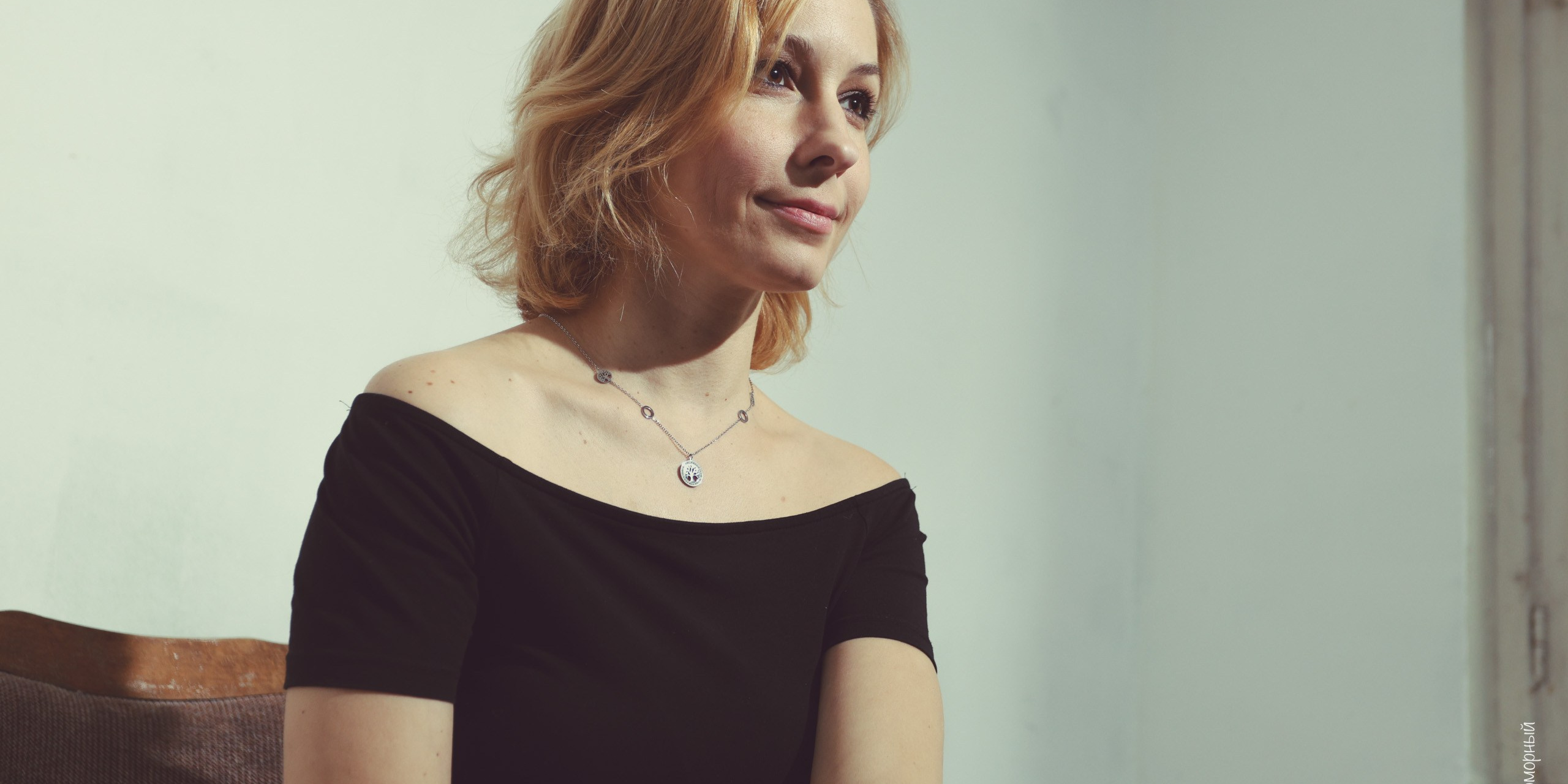 Девушка в черном платье.