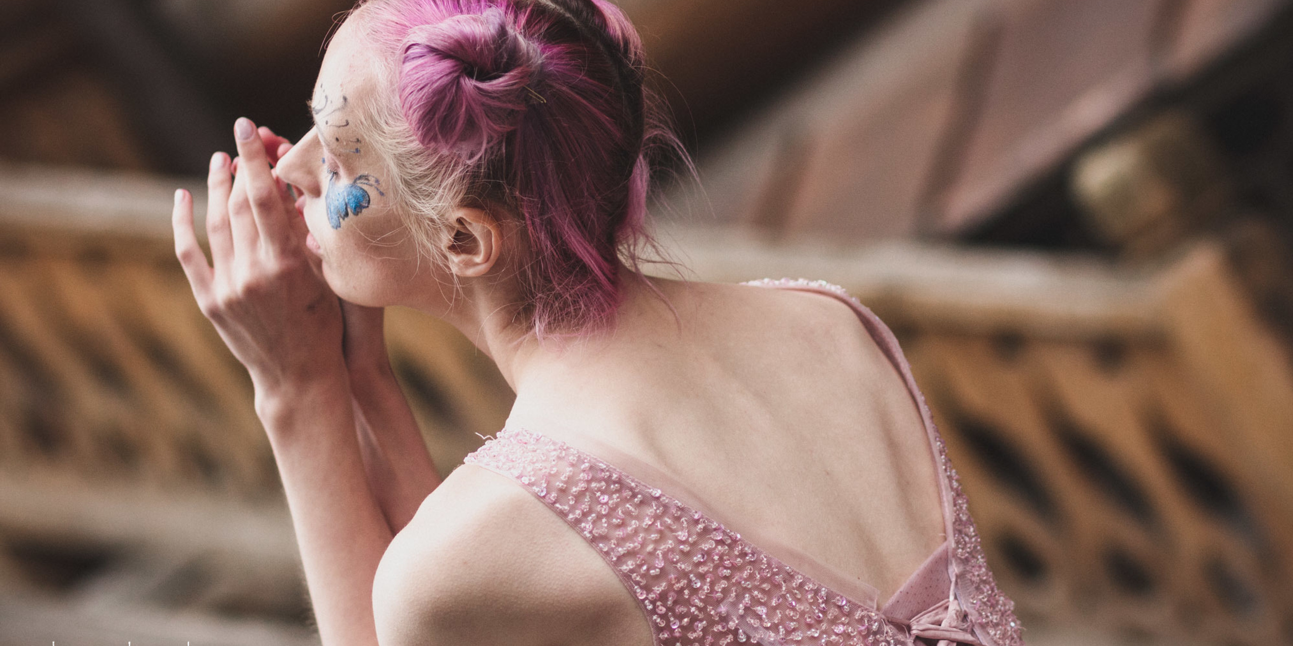 Девушка в платье.