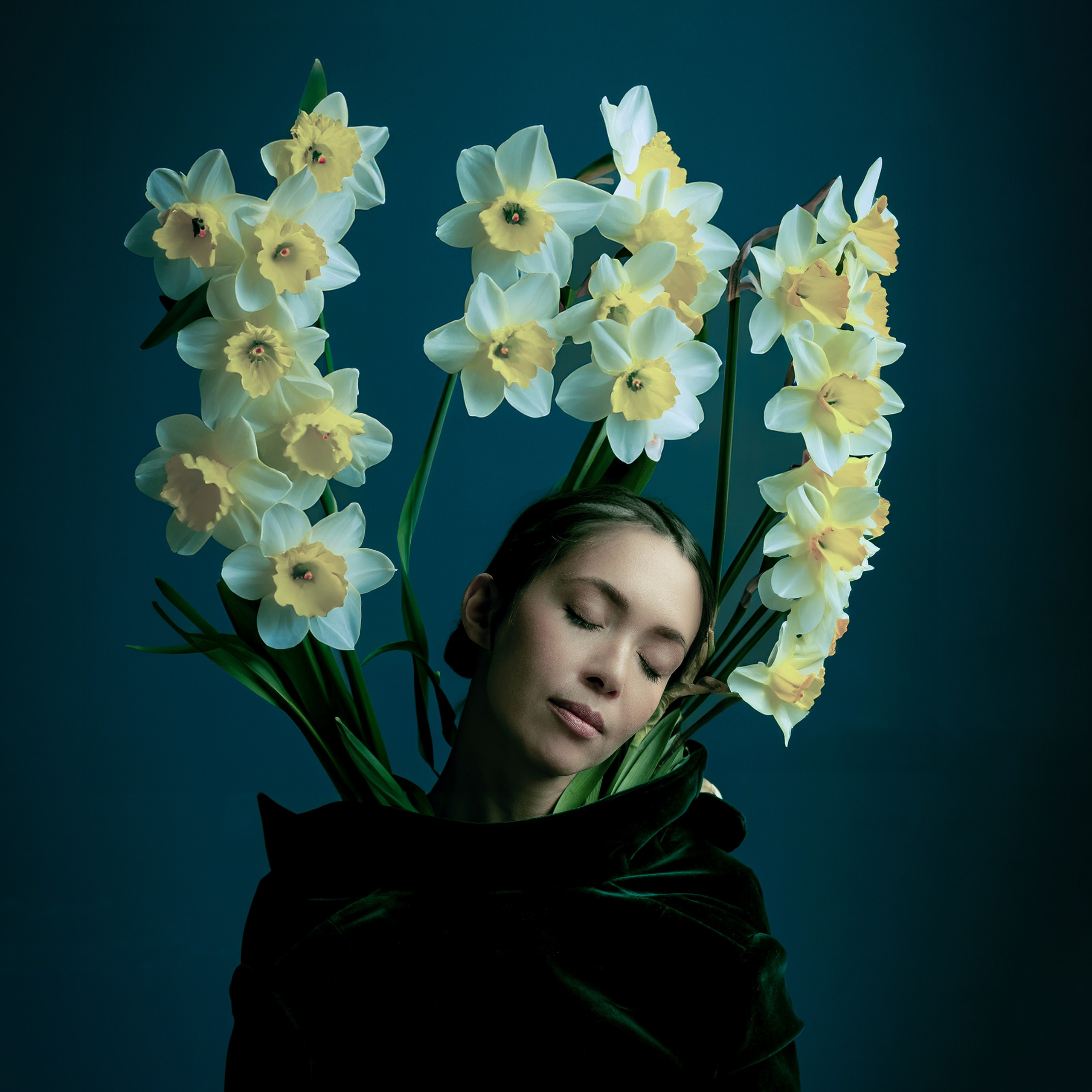 Маша с цветами