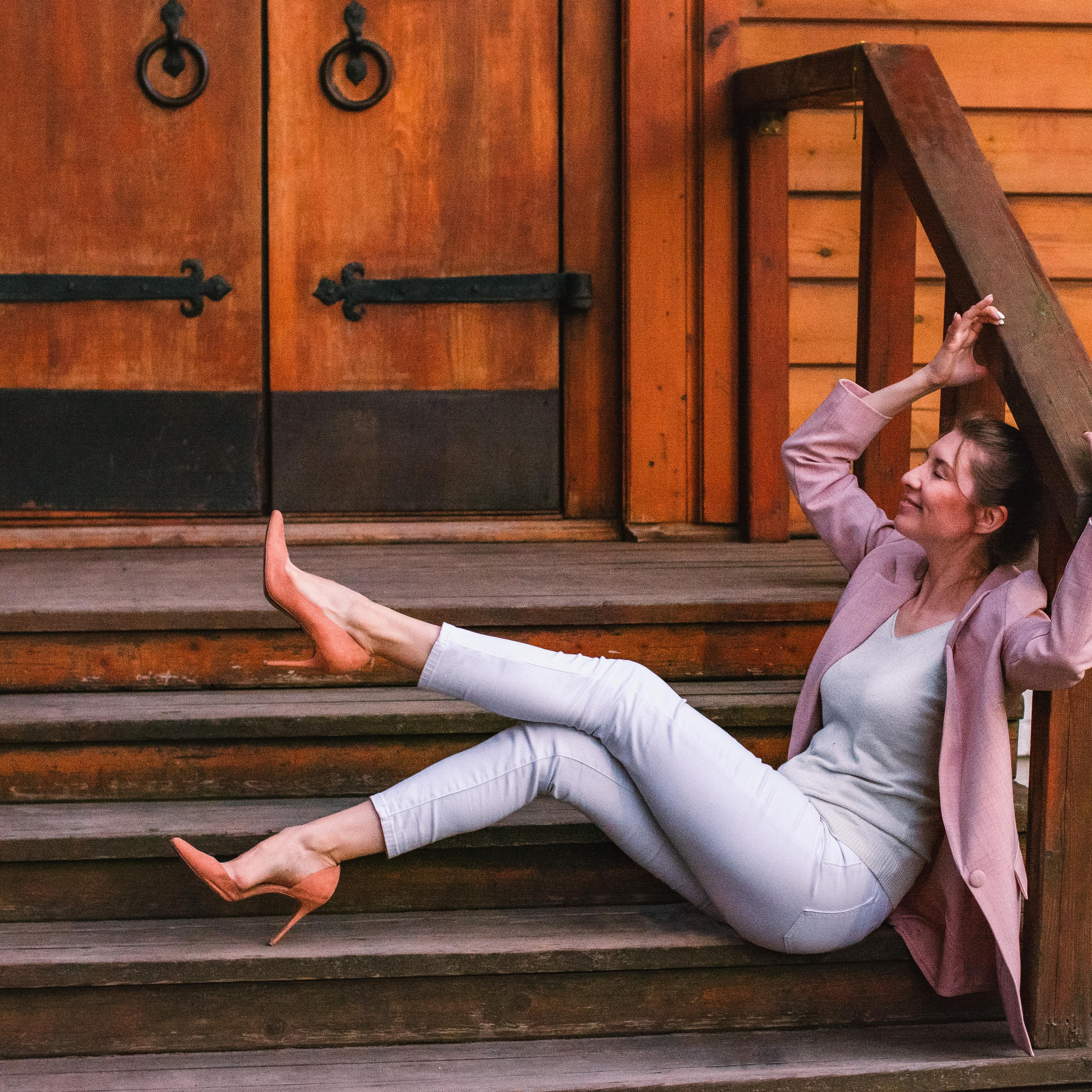 У деревянного дворца