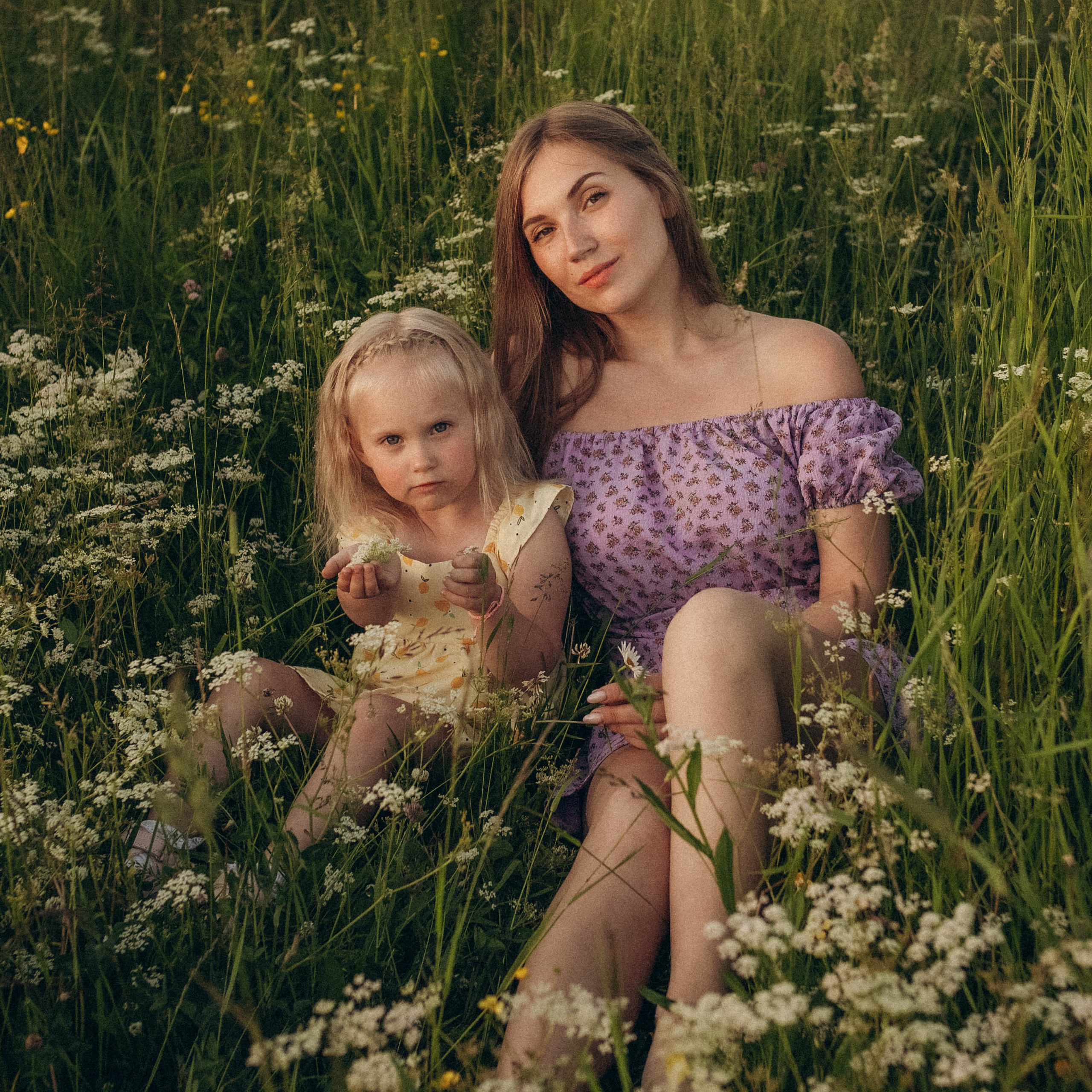 Поле. Юля и Мелисса