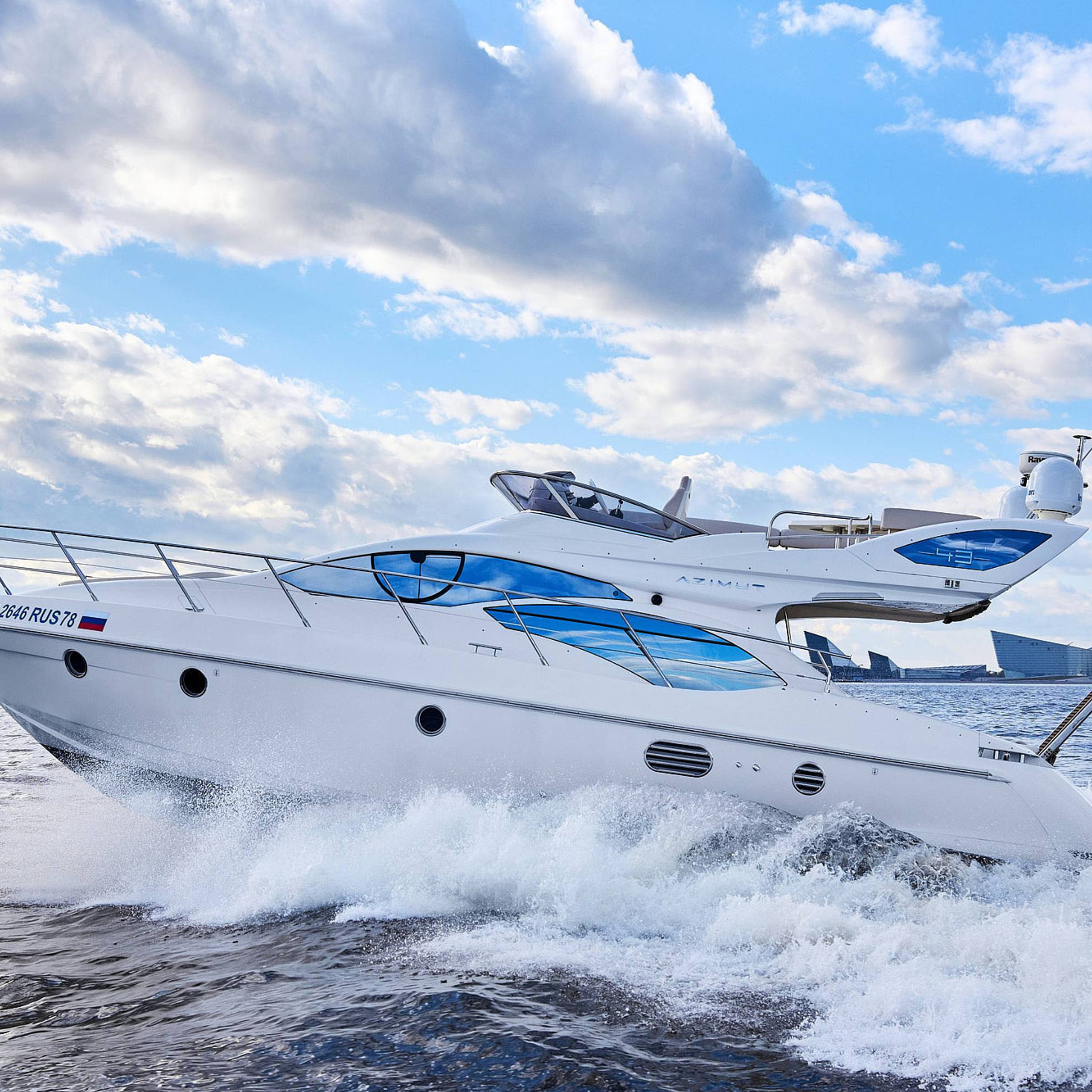 яхта в движении