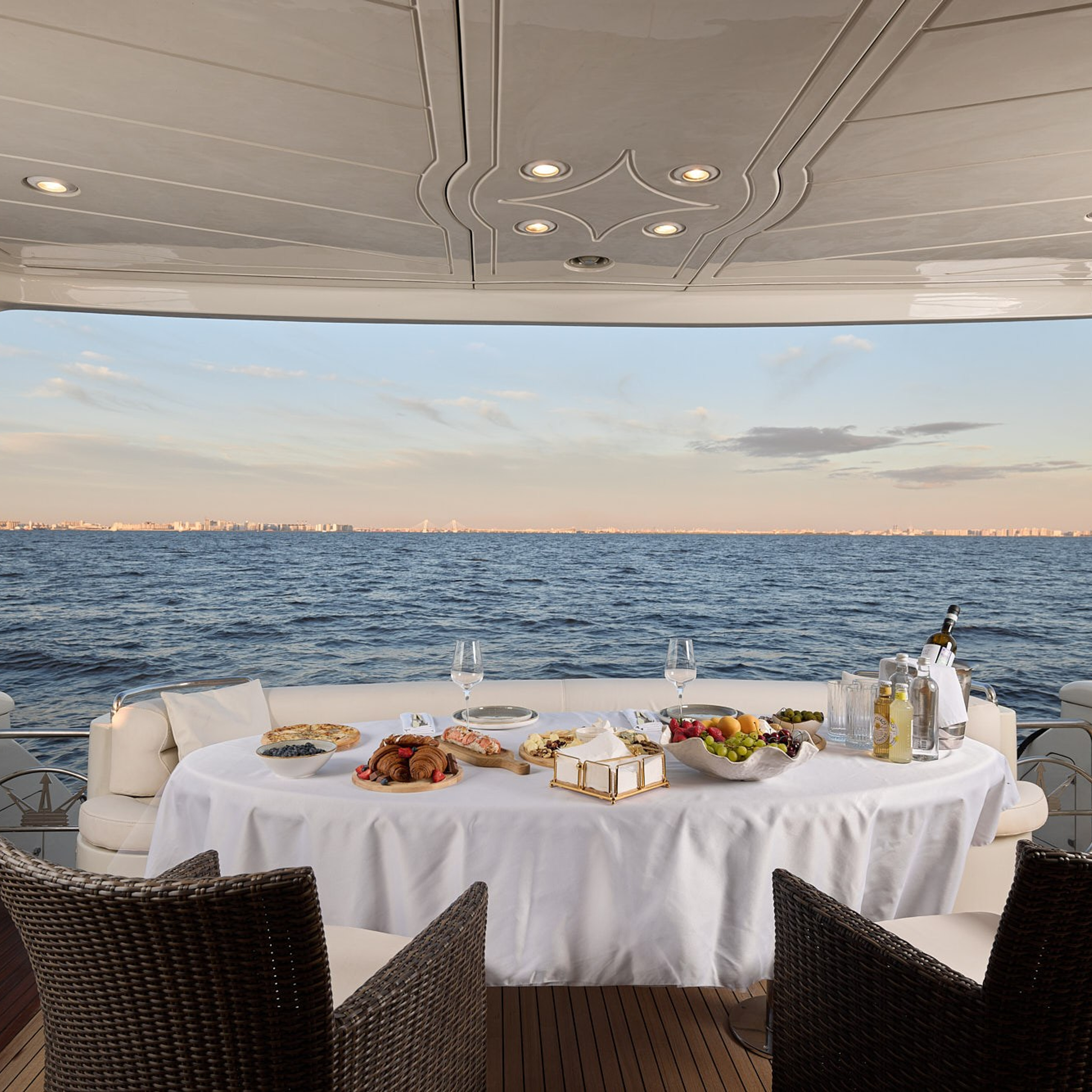 Профессиональная рекламная фотосъемка яхт. Интерьерный фотограф и видеограф в Санкт-Петербурге и Москве