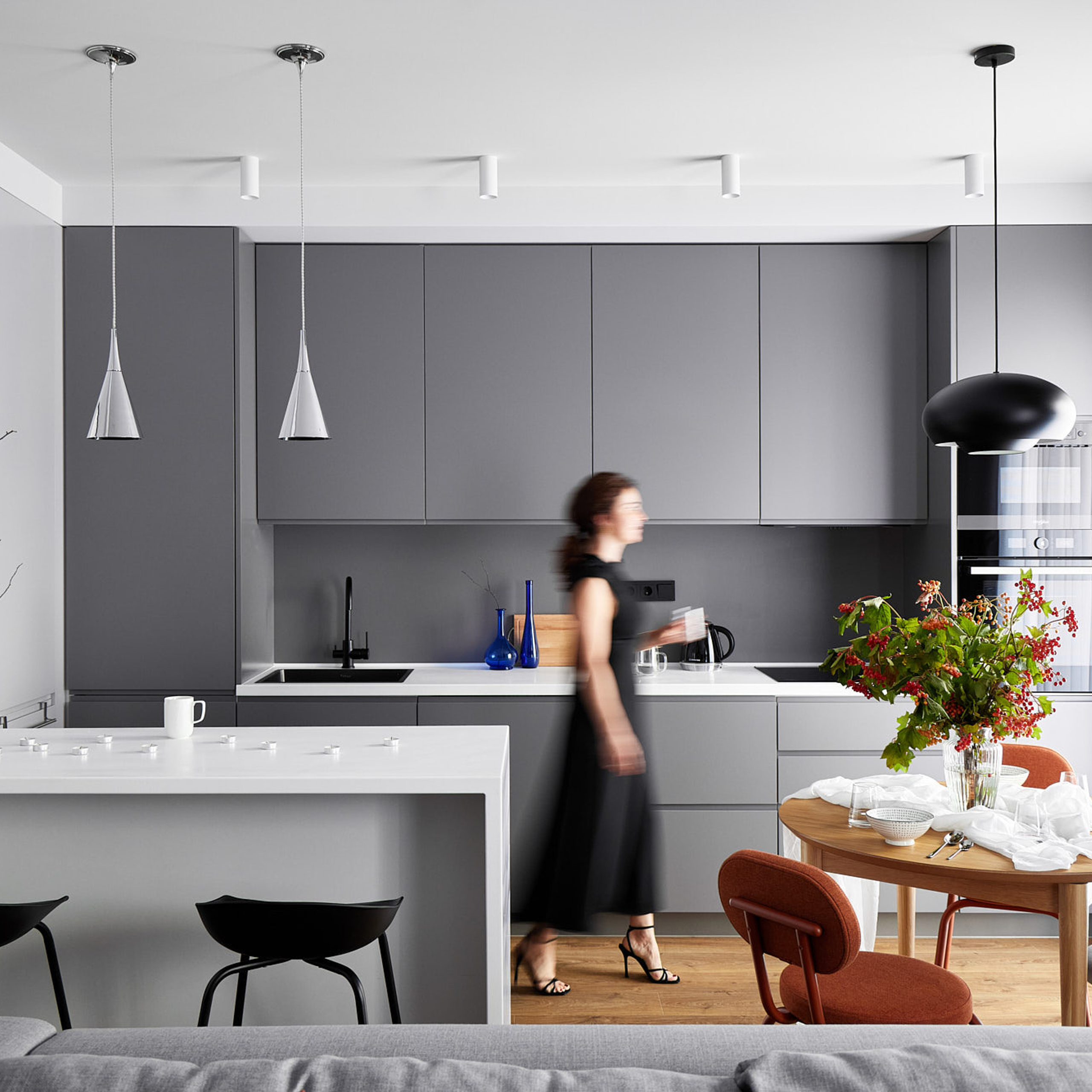 размытый силуэт в интерьере