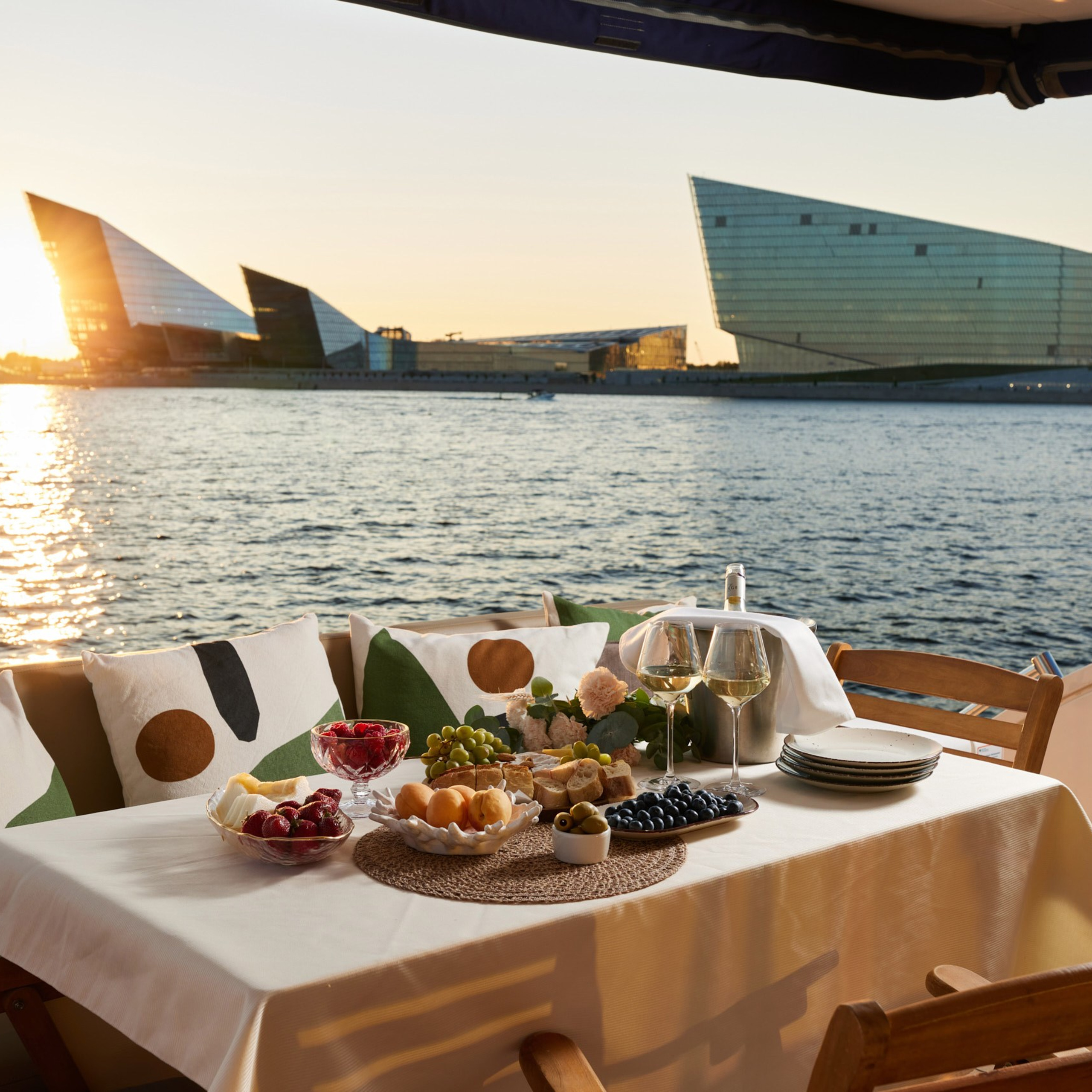 Профессиональная рекламная фотосъемка яхт. Интерьерный фотограф и видеограф в Санкт-Петербурге и Москве