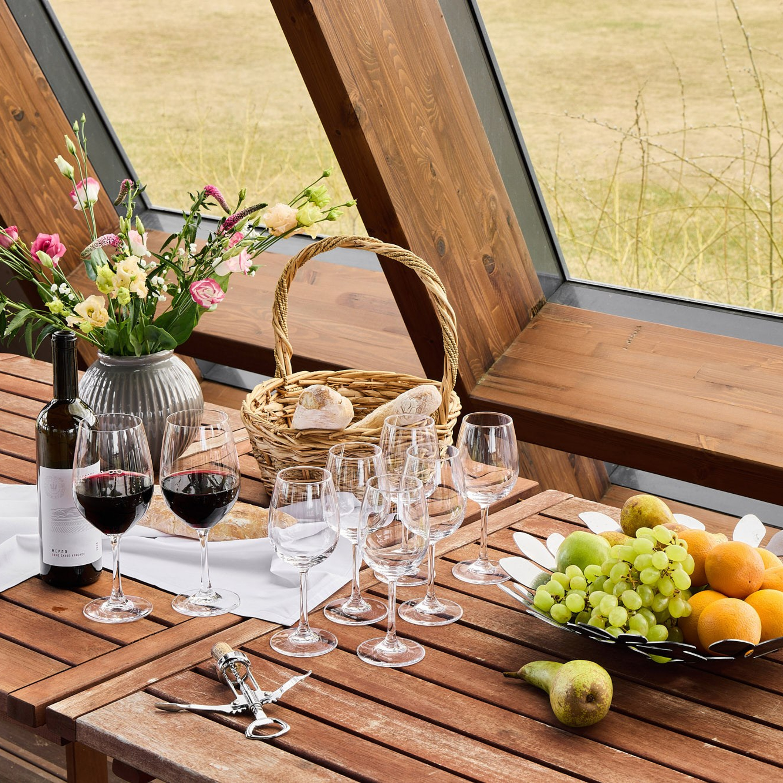 стол с фруктами