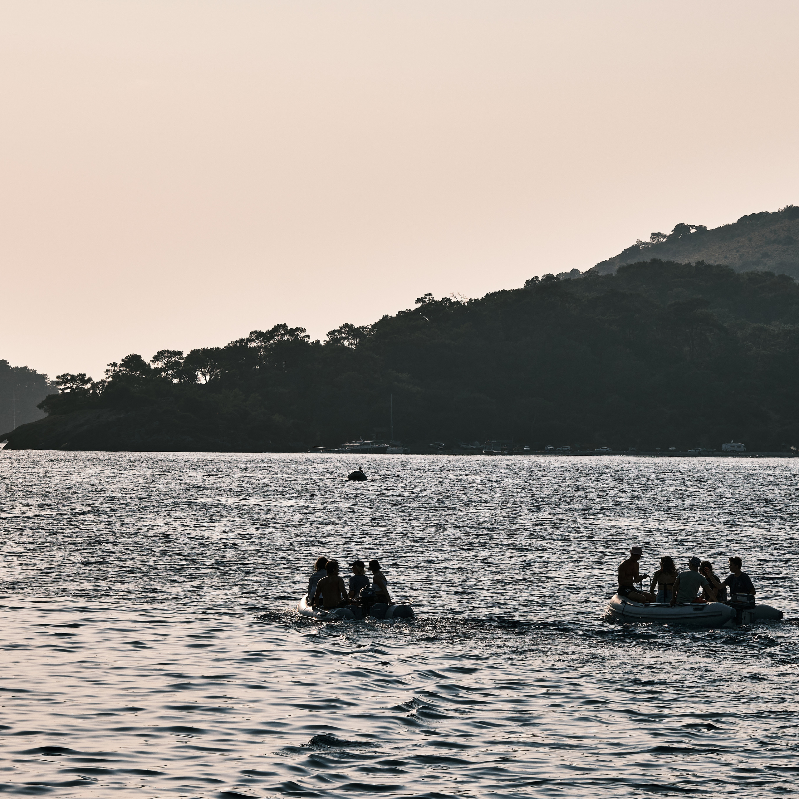 Алое в море