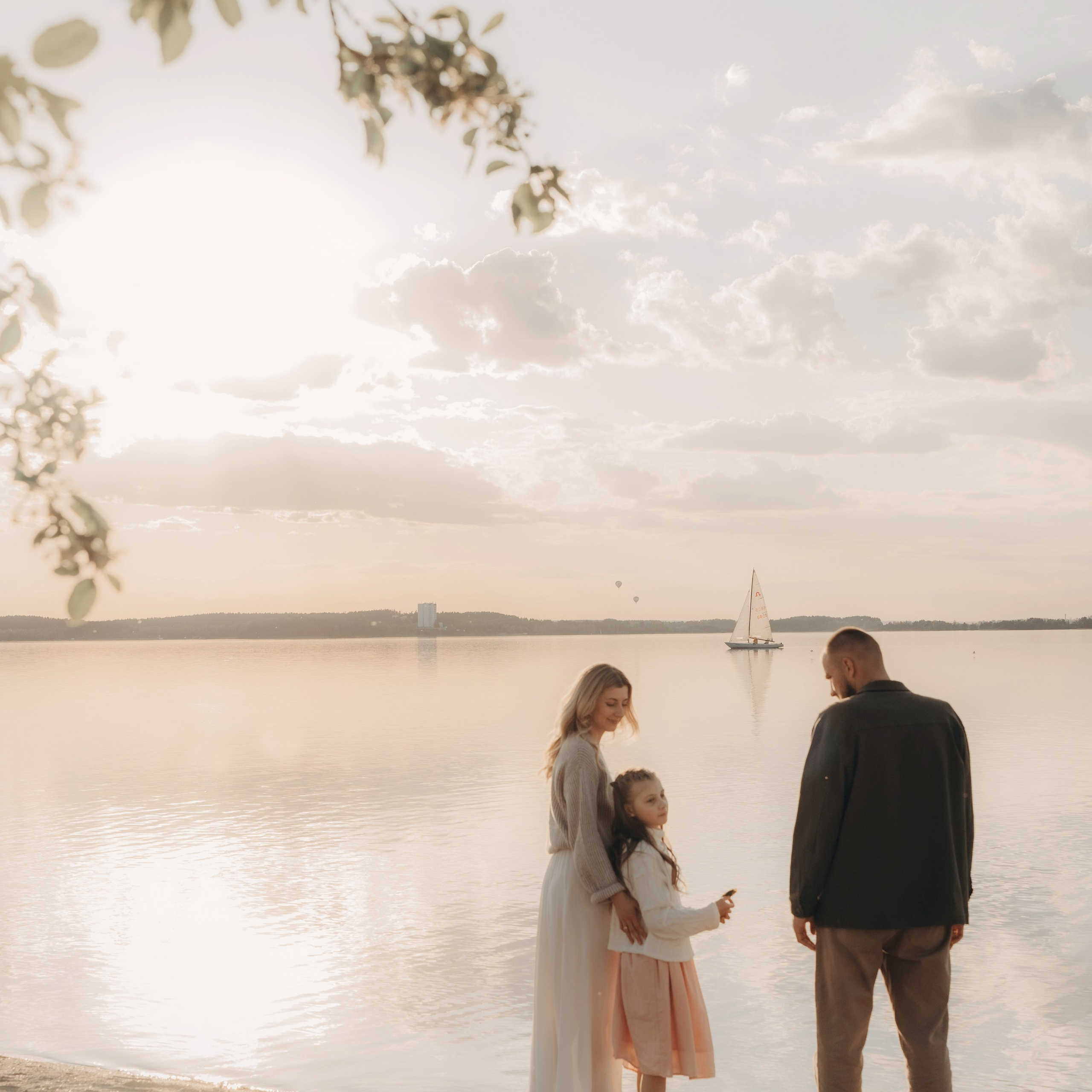 Весеннее тепло семьи на берегу Минского моря