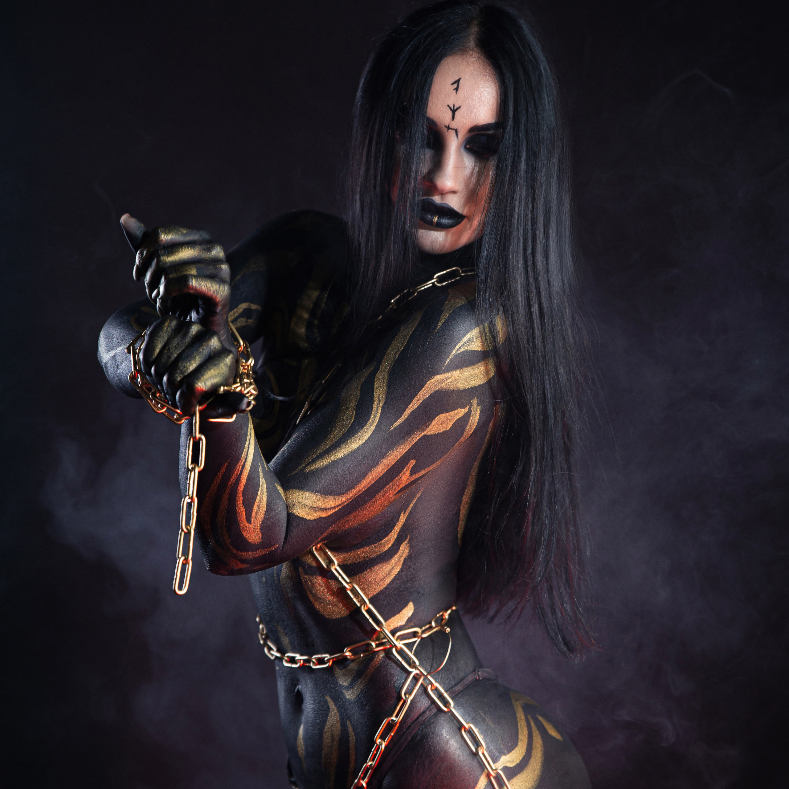 Ведьма в черном-золотом (Бодиарт)