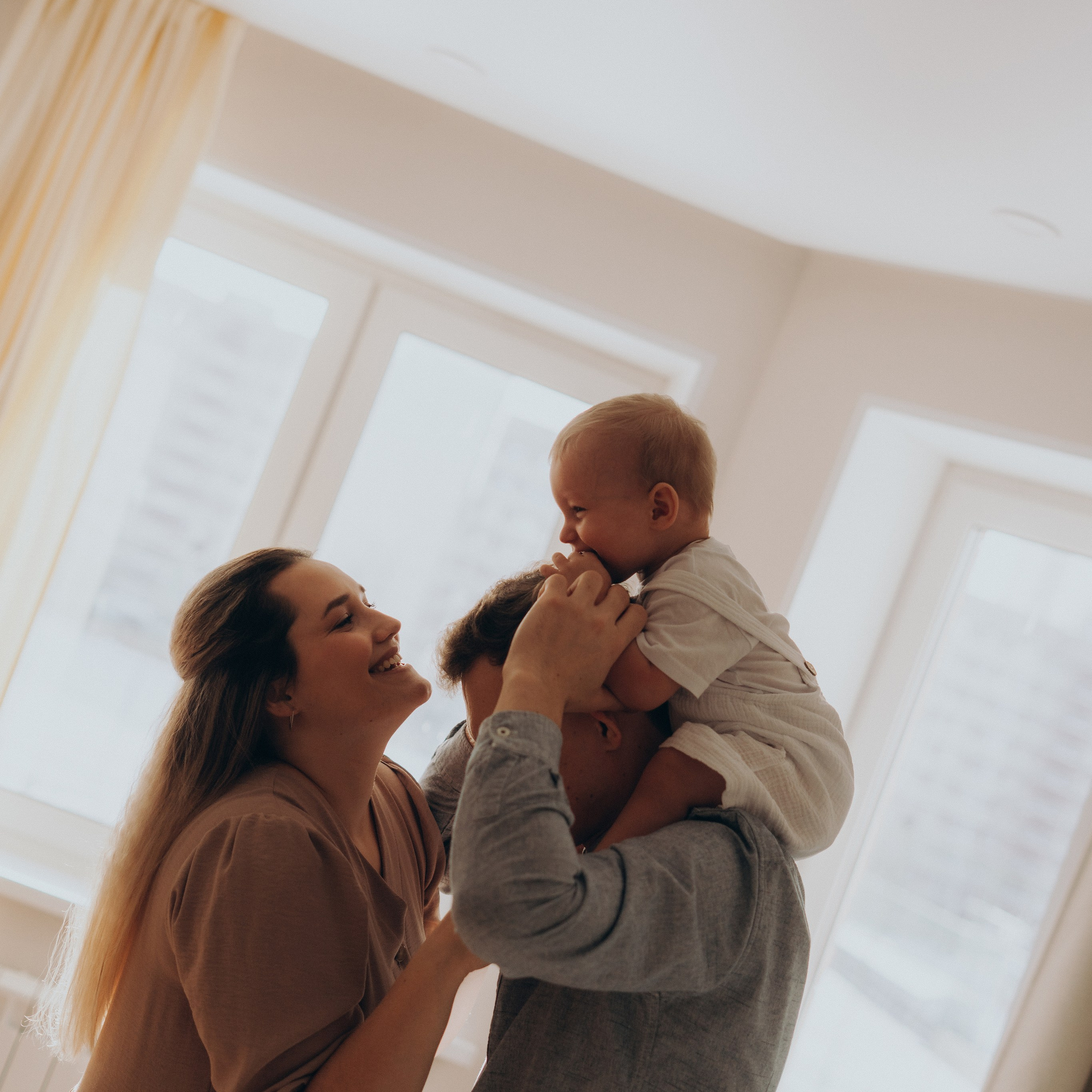 Миша с мамой и папой | Фотосессия малыша дома